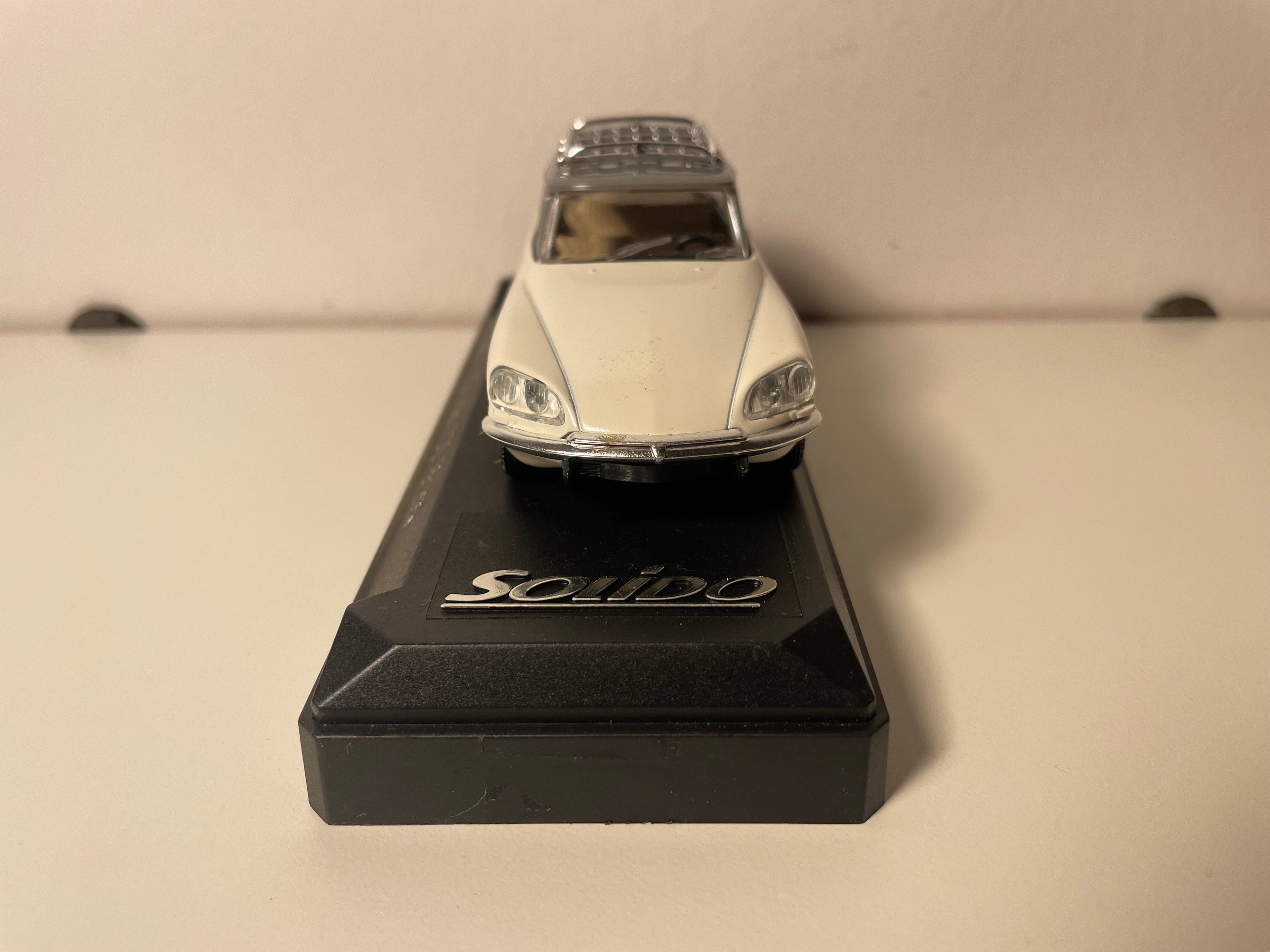 Citroën DS break blanca (blanco roto) y techo gris con galería - Solido referencia 1863