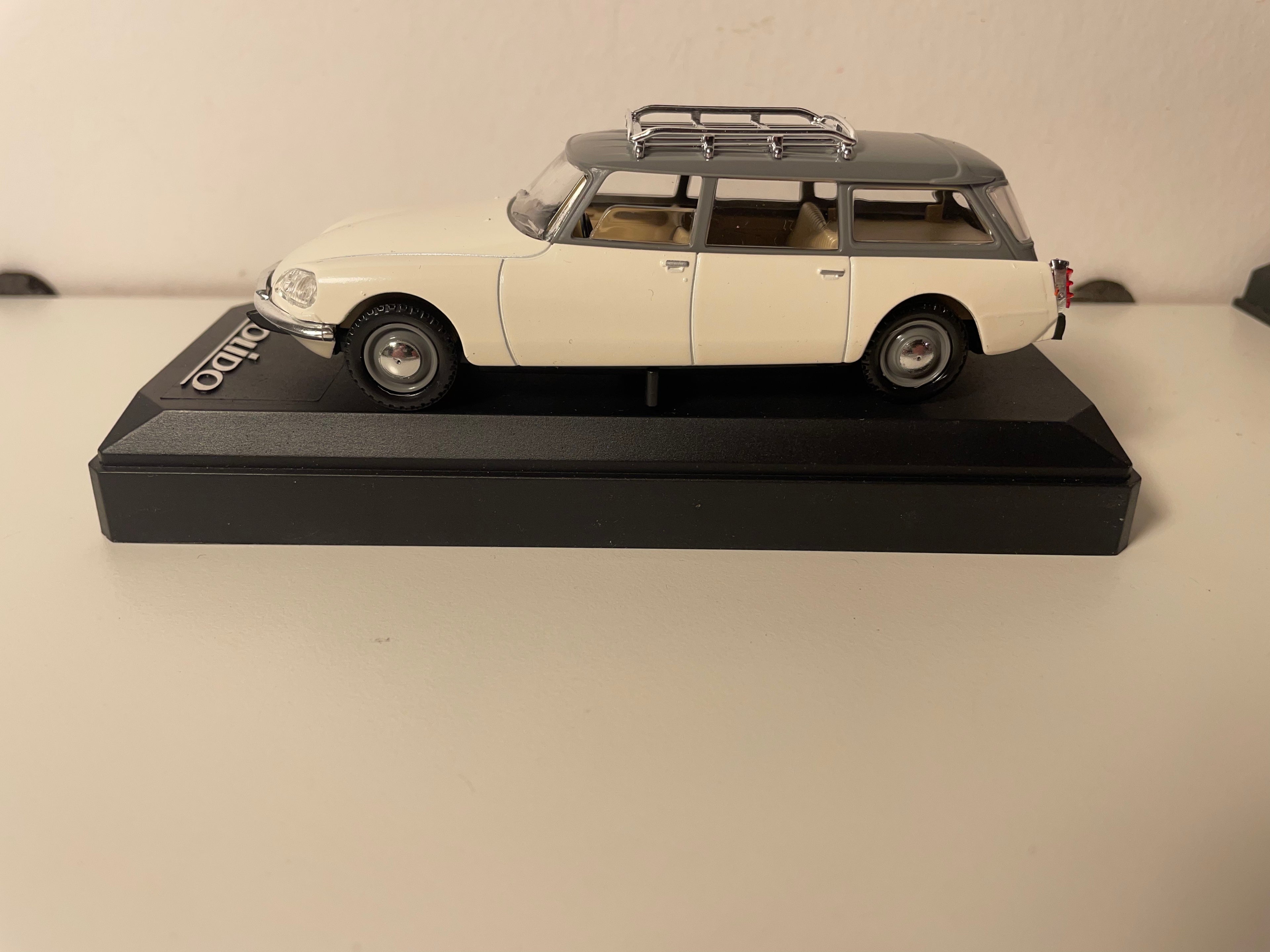 Citroën DS break blanca (blanco roto) y techo gris con galería - Solido referencia 1863