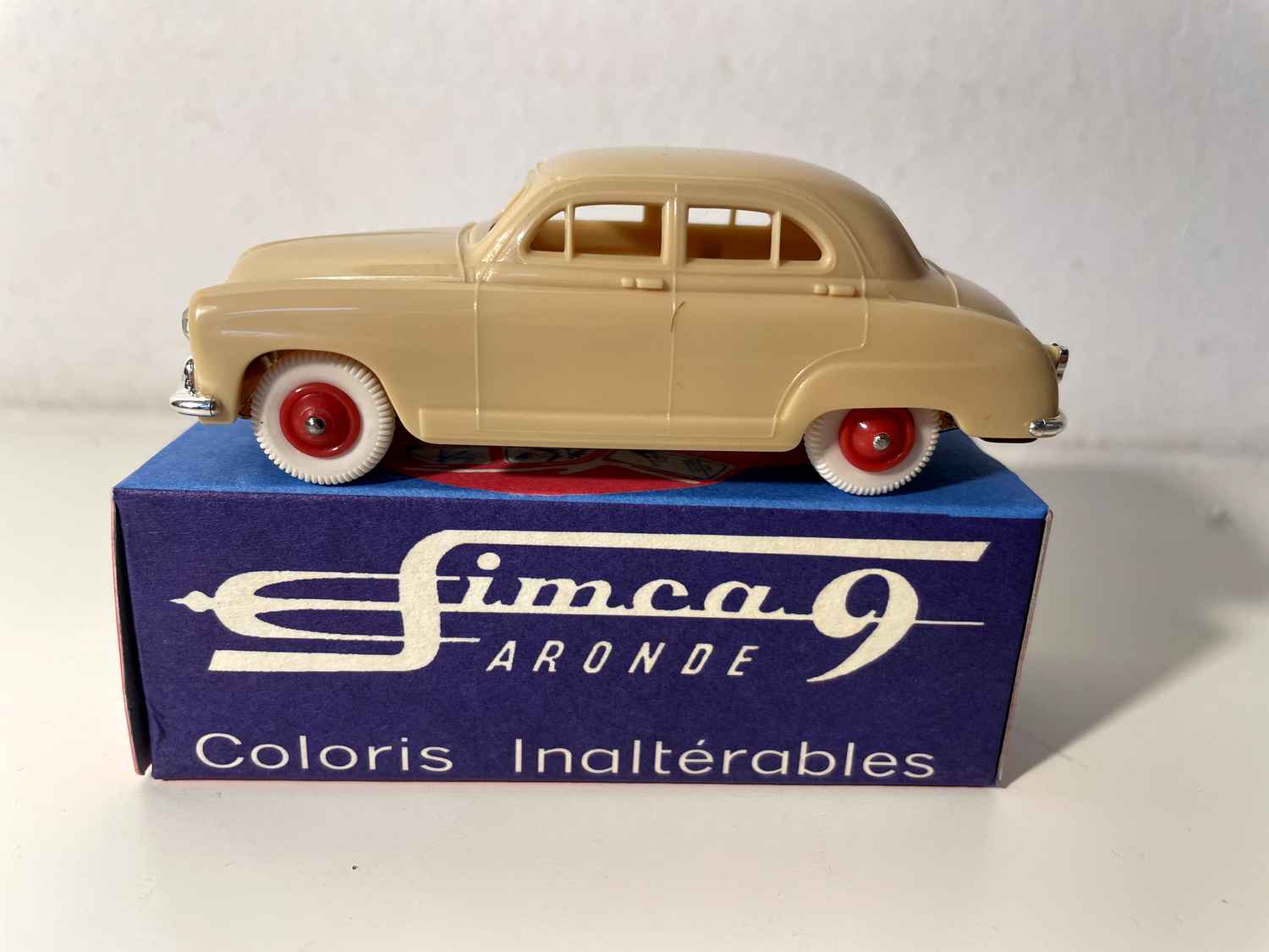 Simca 9 Aronde beige/marron clair - NOREV (voiture en plastique)