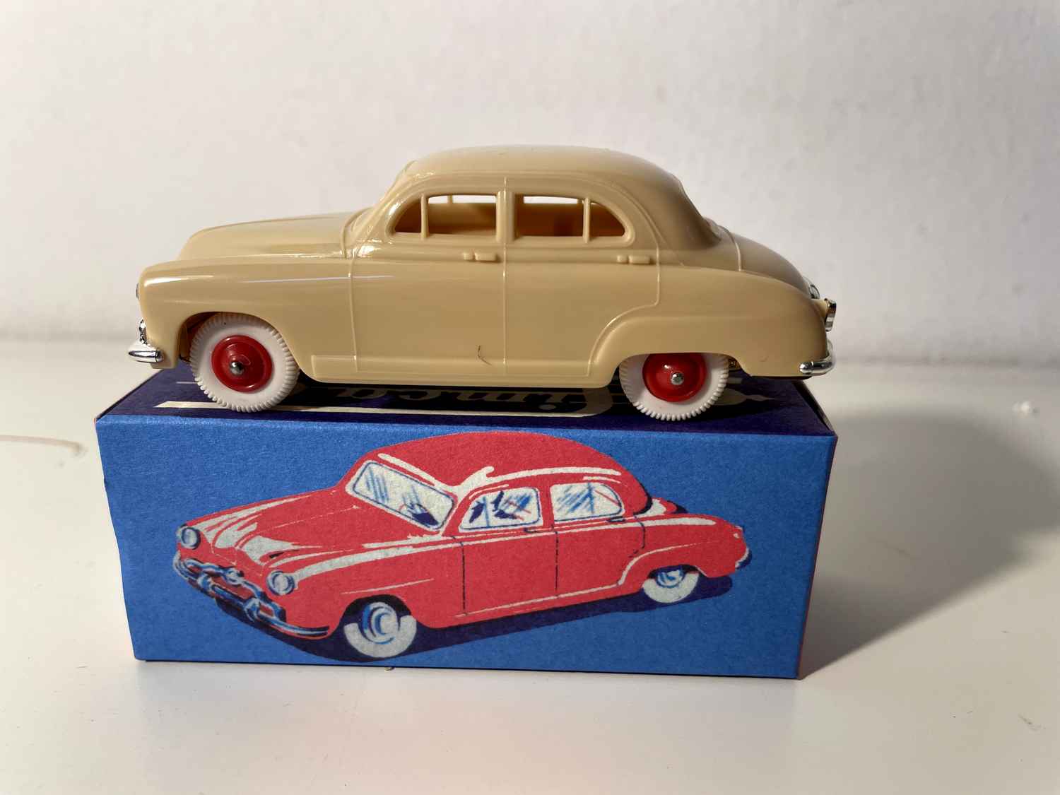 Simca 9 Aronde beige/marron clair - NOREV (voiture en plastique)