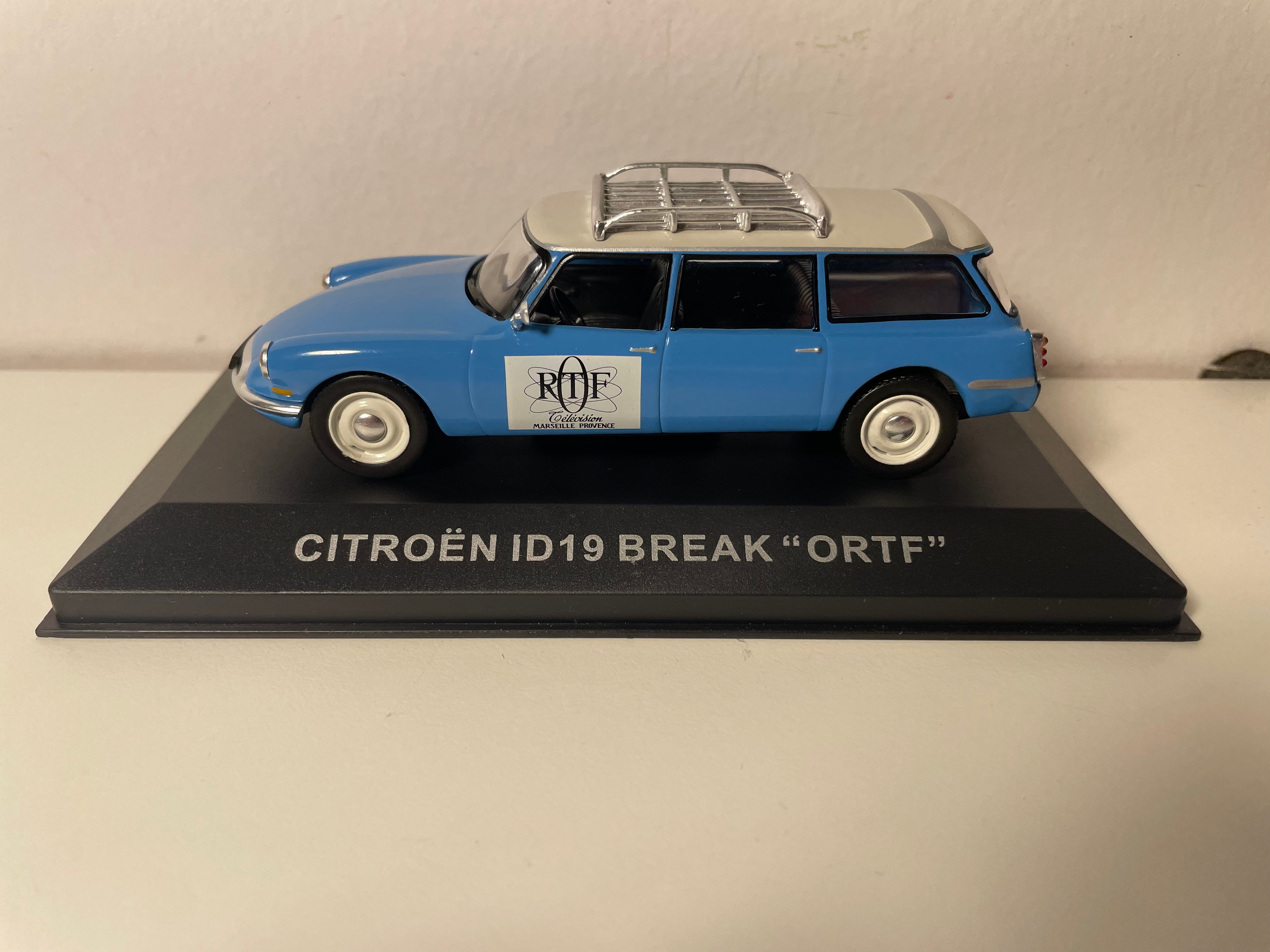 Citroën ID 19 break blau und Dach in gebrochenem Weiß mit ORTF-Galerie
