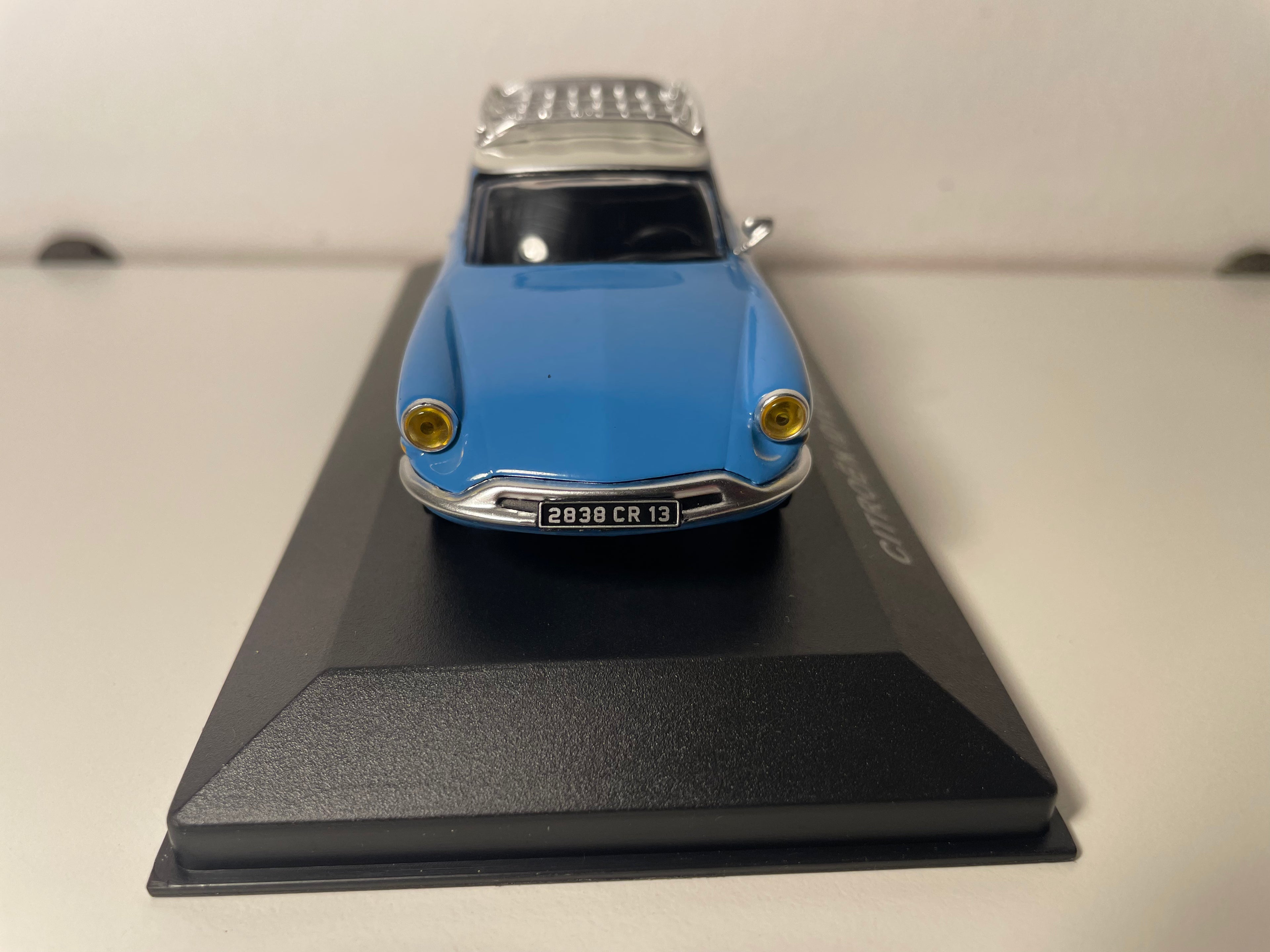 Citroën ID 19 break blau und Dach in gebrochenem Weiß mit ORTF-Galerie