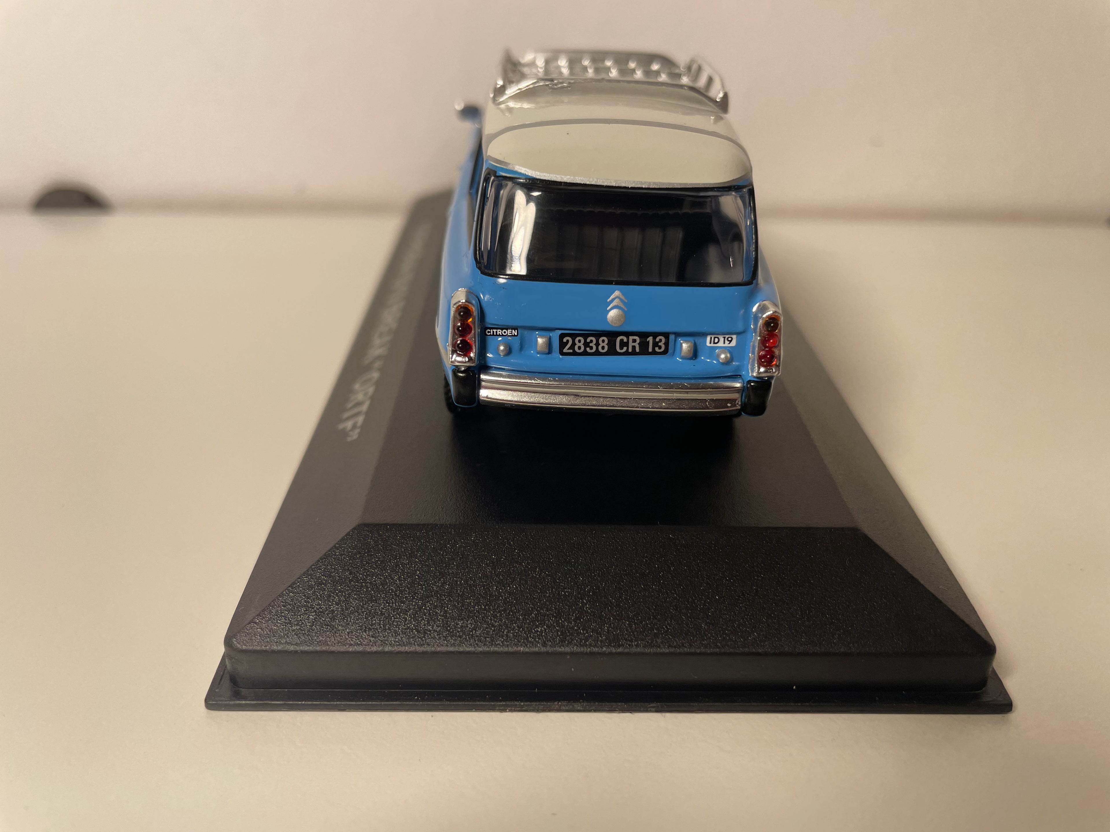 Citroën ID 19 break blau und Dach in gebrochenem Weiß mit ORTF-Galerie