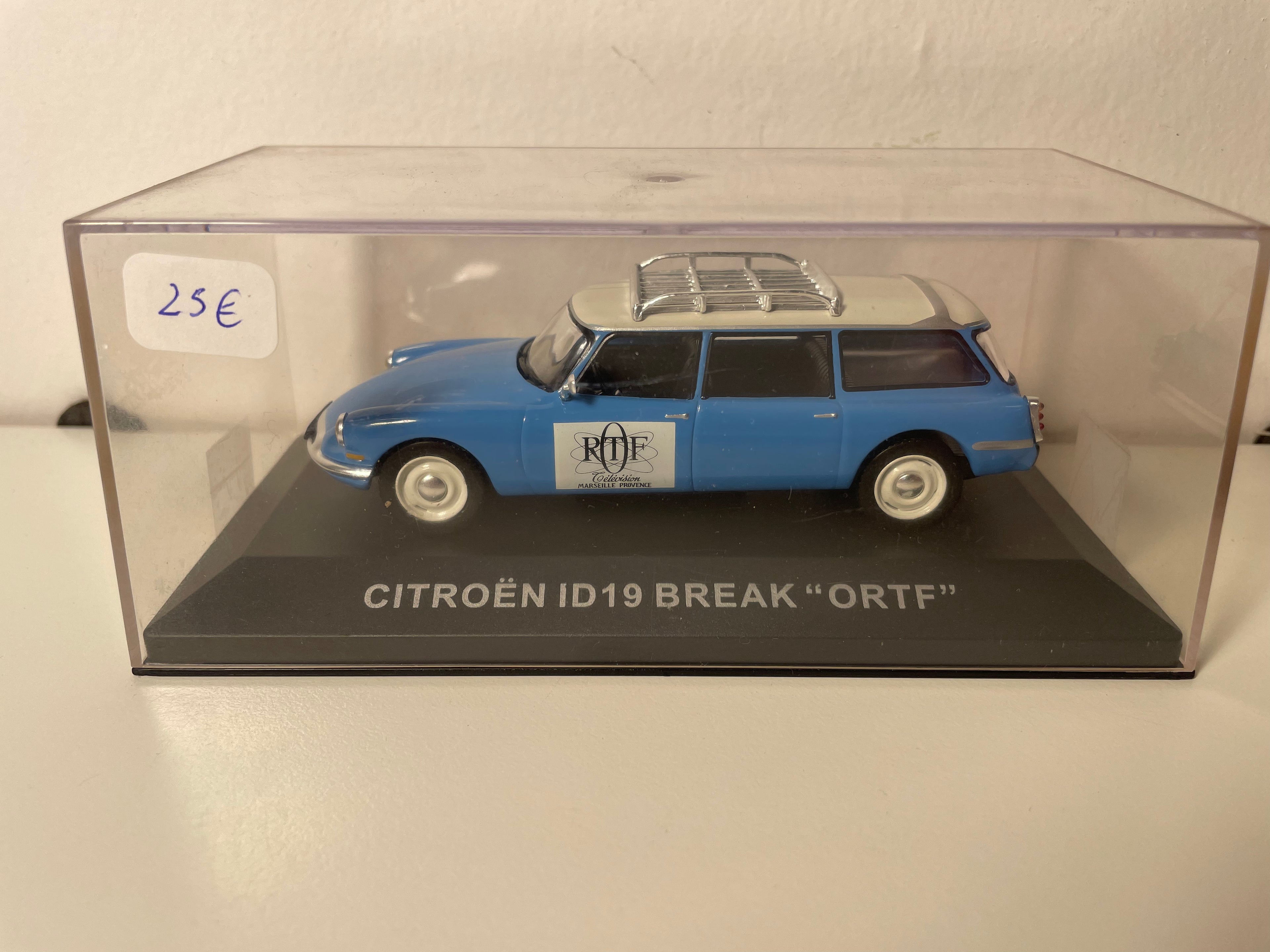 Citroën ID 19 break blau und Dach in gebrochenem Weiß mit ORTF-Galerie