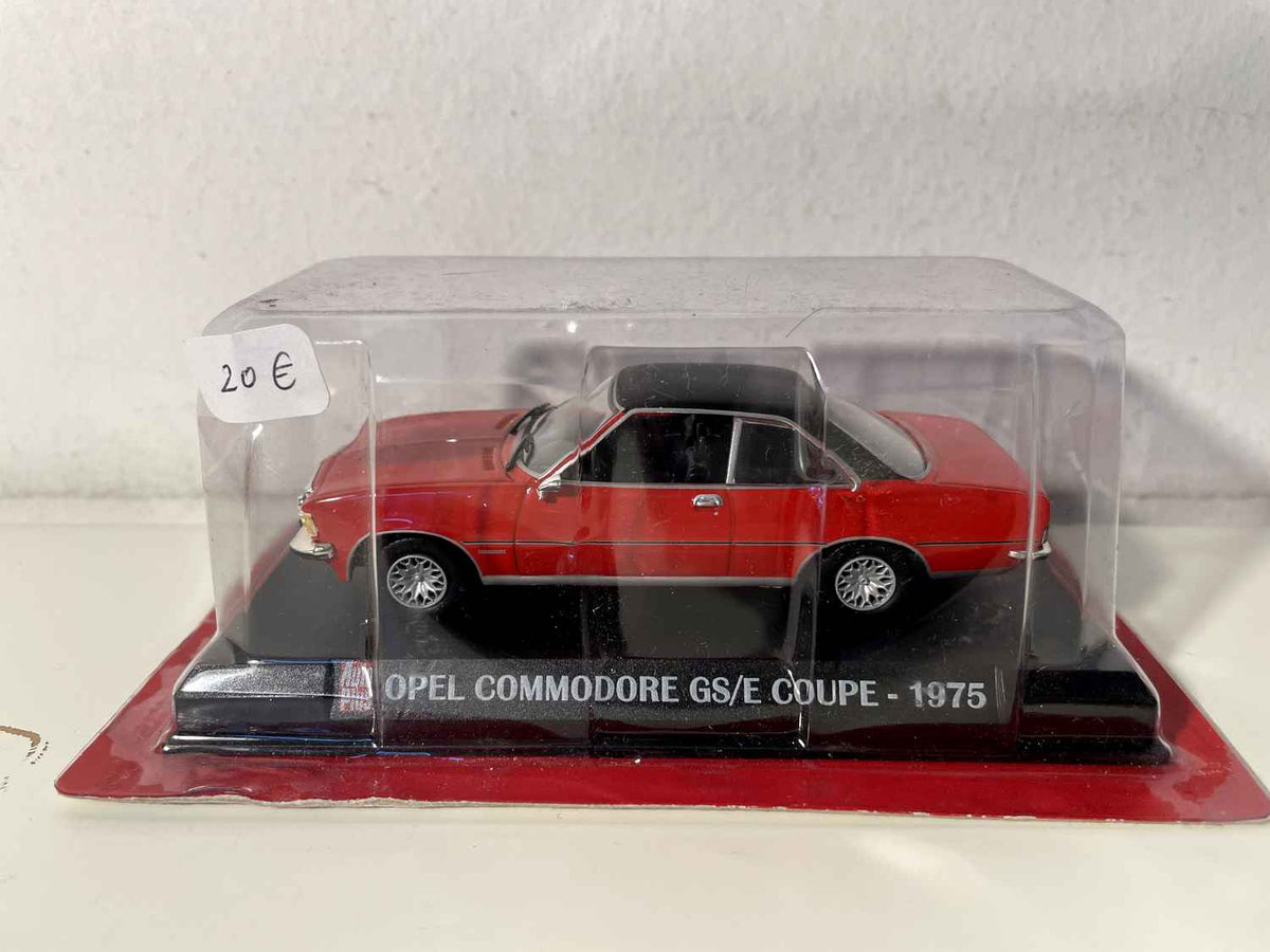 Opel Commodore GS/E coupé czerwony z czarnym dachem z 1975 roku - Auto Plus