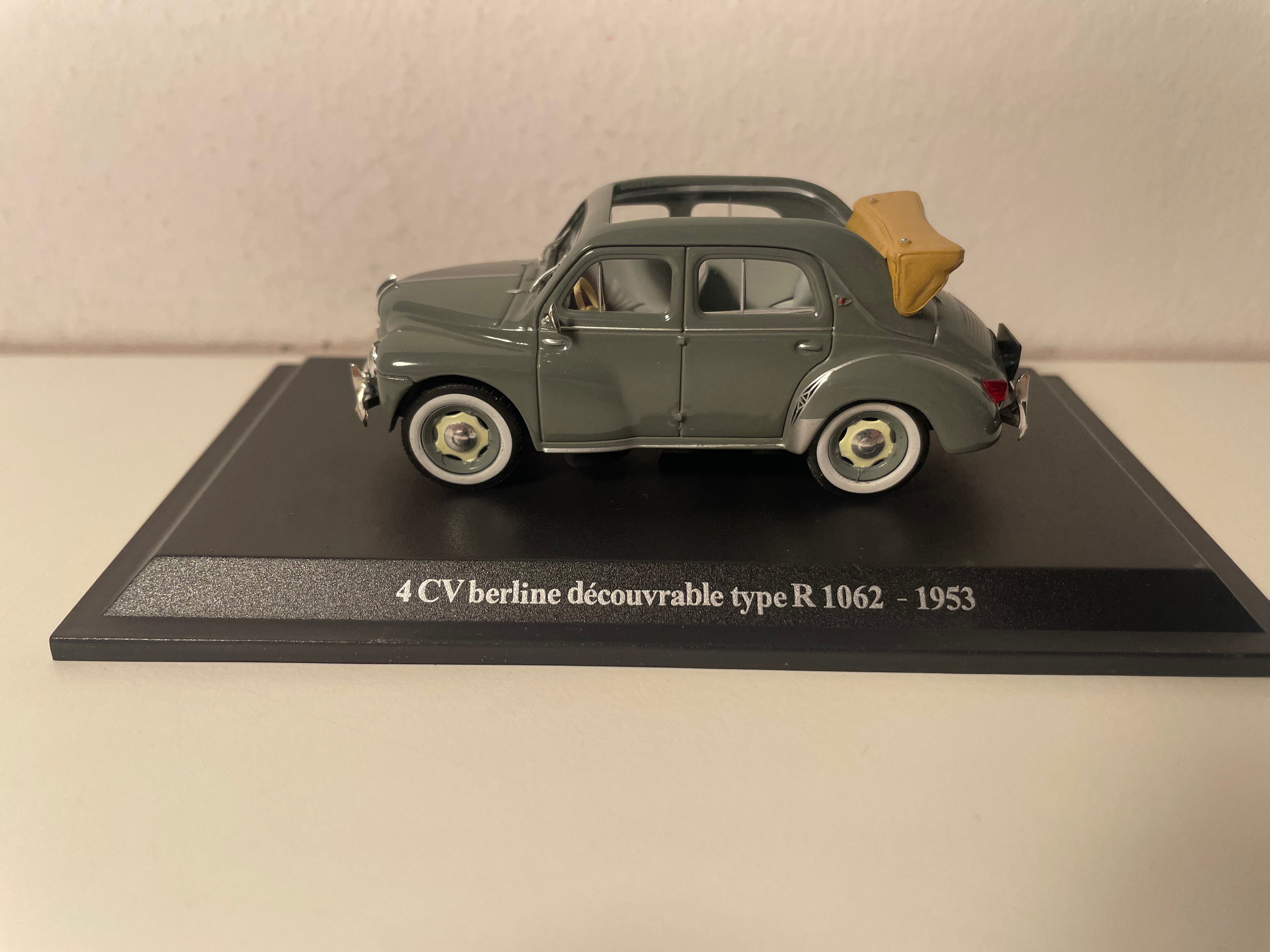 Renault 4 CV berlina grigia scura scoperta tipo R 1062 del 1953 (blister)