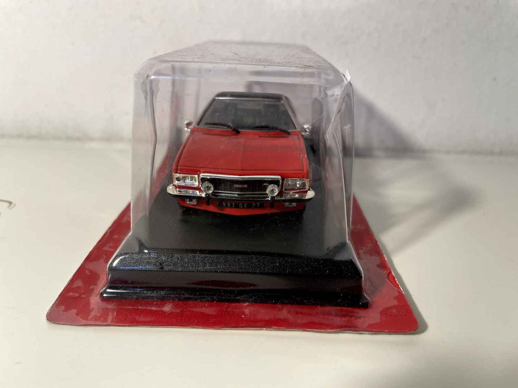 Opel Commodore GS/E coupé czerwony z czarnym dachem z 1975 roku - Auto Plus