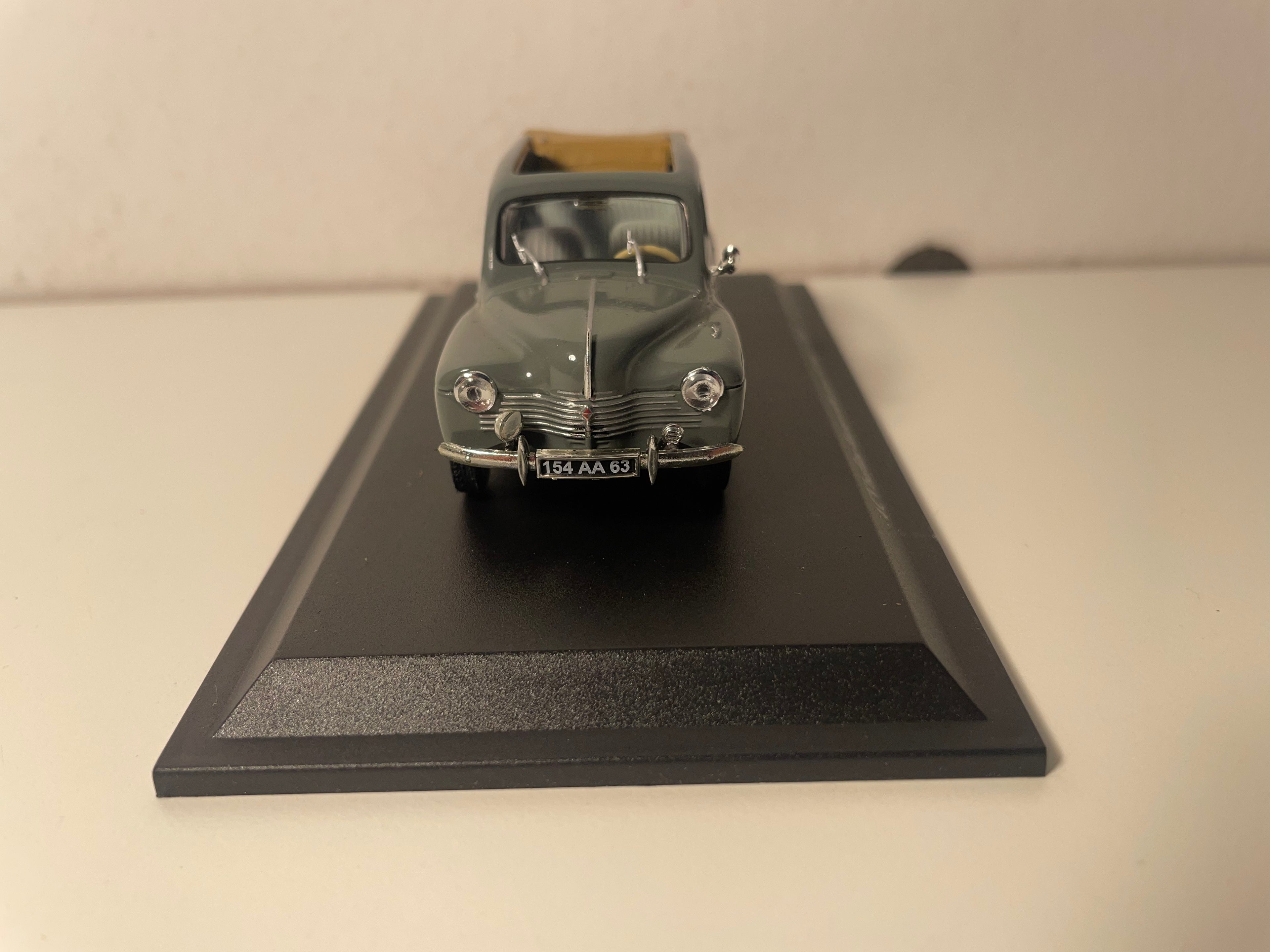 Renault 4 CV berlina grigia scura scoperta tipo R 1062 del 1953 (blister)