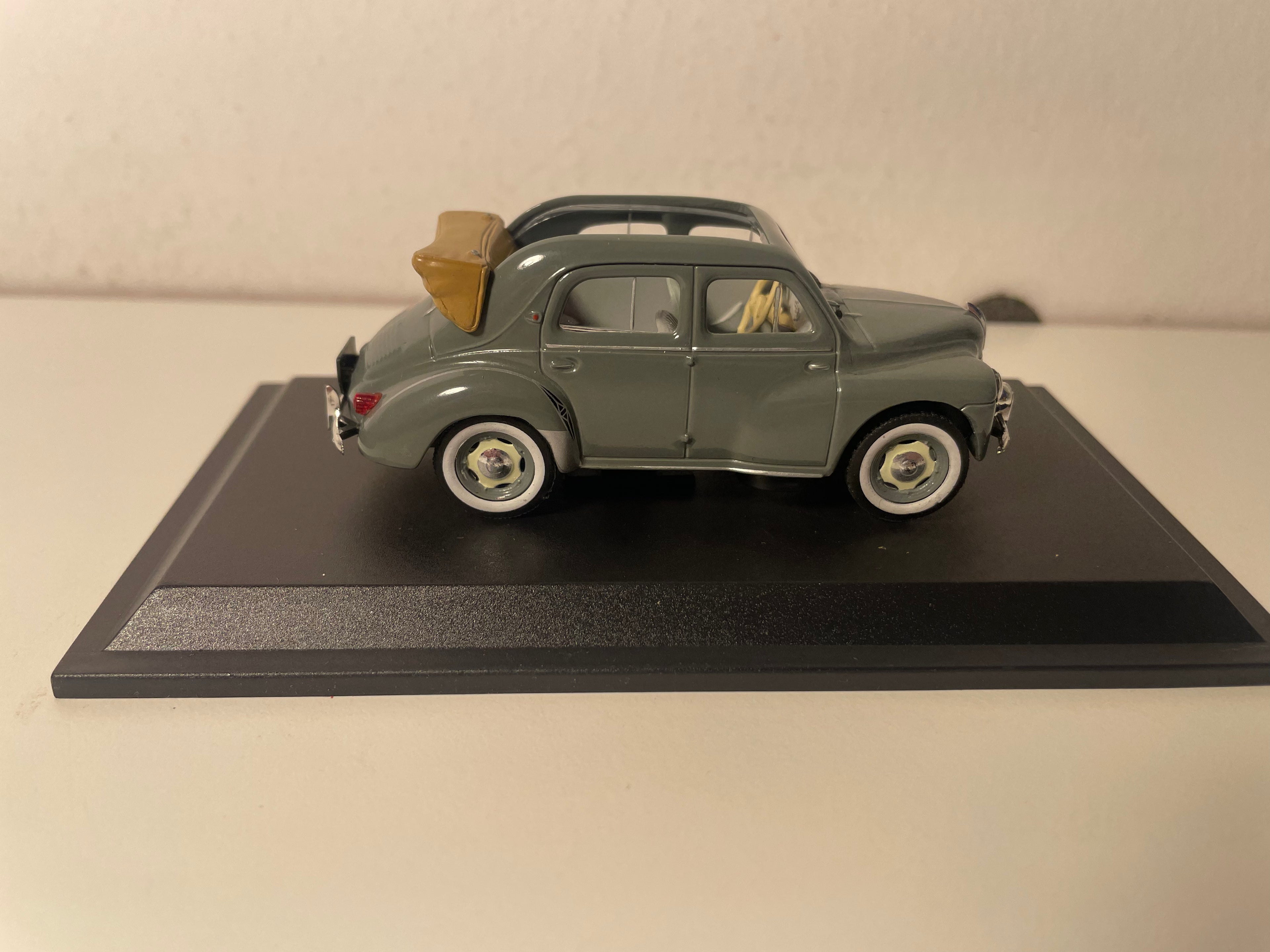 Renault 4 CV berlina grigia scura scoperta tipo R 1062 del 1953 (blister)