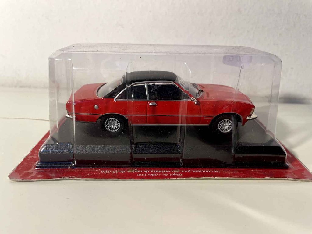 Opel Commodore GS/E coupé czerwony z czarnym dachem z 1975 roku - Auto Plus