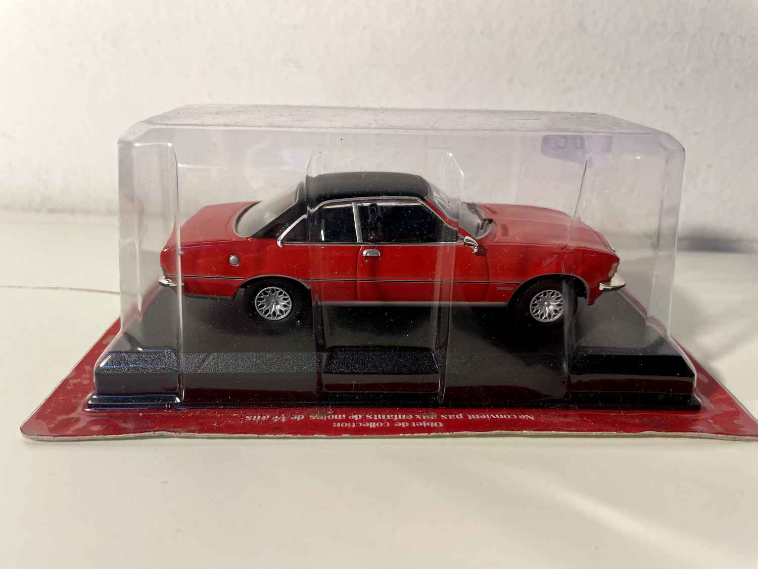 Opel Commodore GS/E coupé czerwony z czarnym dachem z 1975 roku - Auto Plus