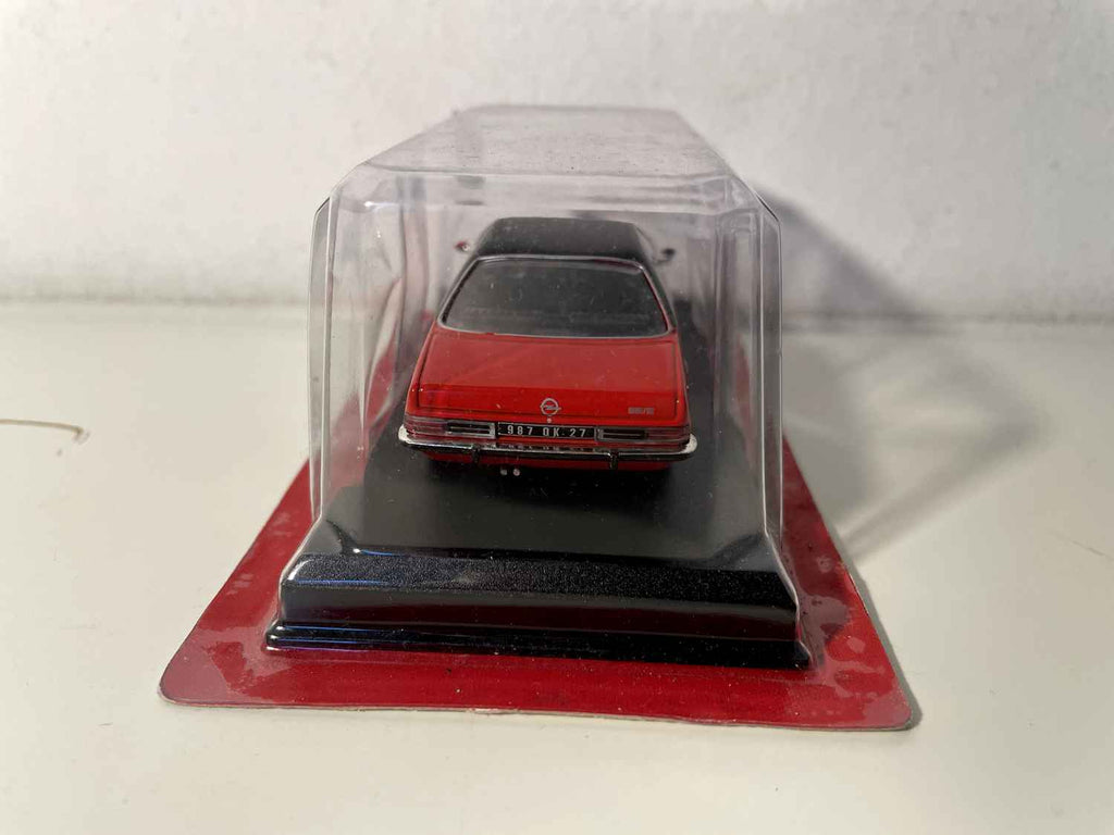 Opel Commodore GS/E coupé czerwony z czarnym dachem z 1975 roku - Auto Plus