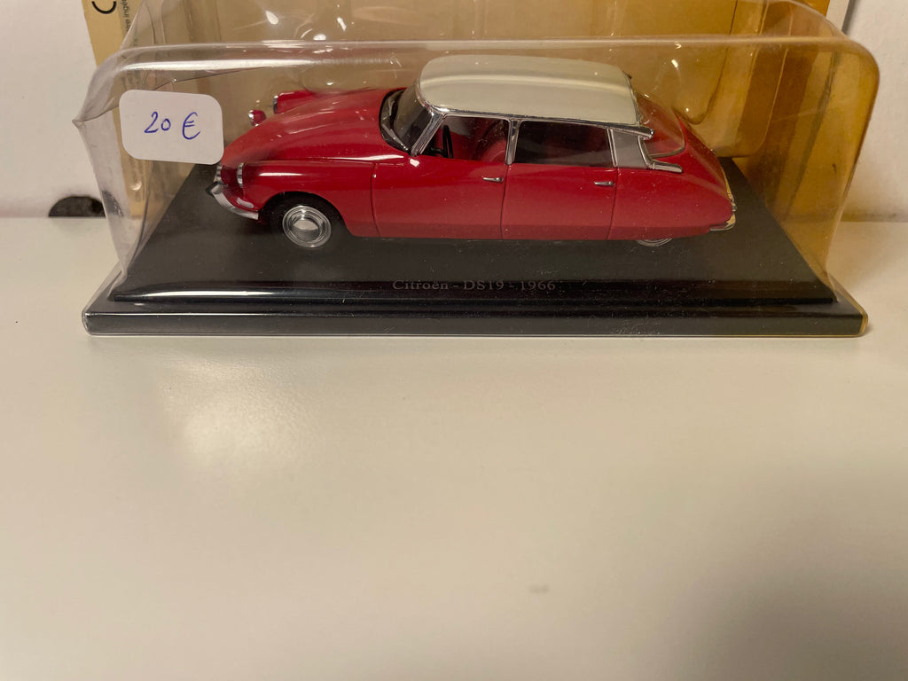 Citroën DS 19 rouge et toit blanc de 1966 (sous blister)