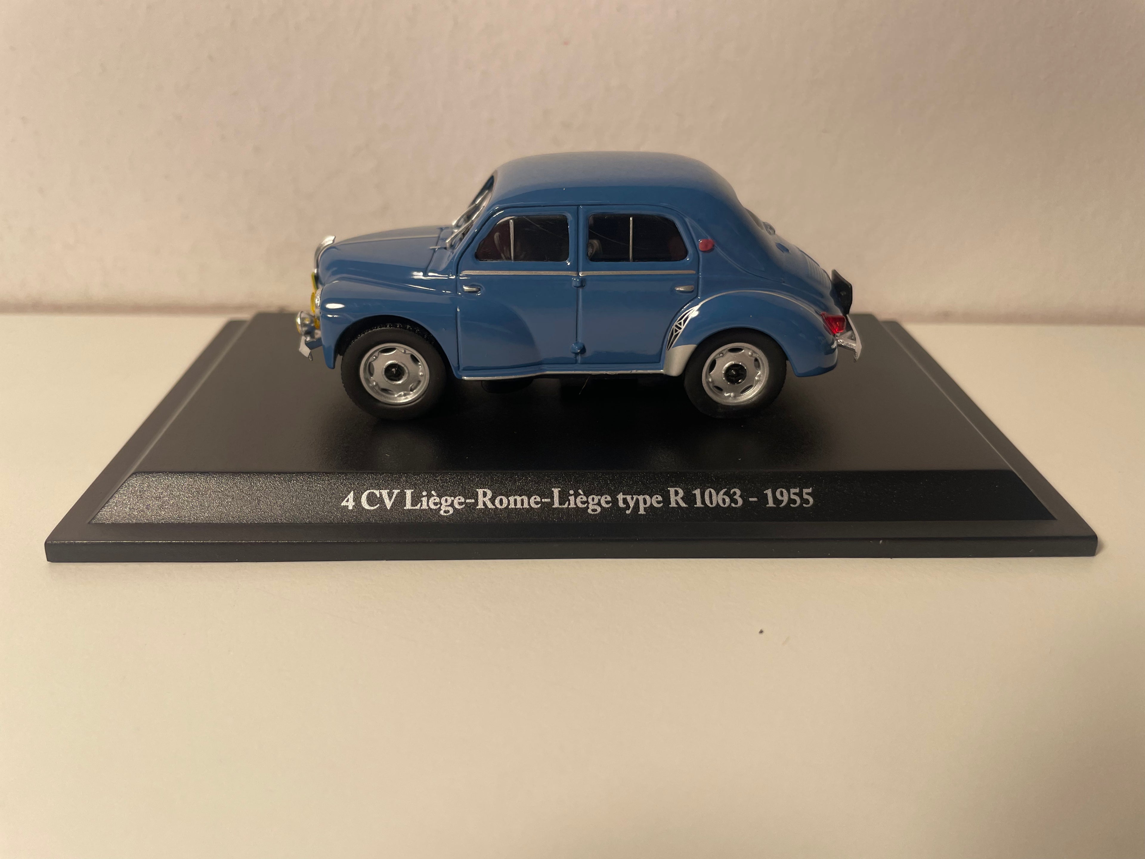 Renault 4 CV blu Liège-Roma-Liège tipo R 1063 del 1955 (blister)