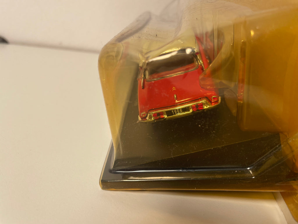 Citroën DS 19 rouge et toit blanc de 1966 (sous blister)