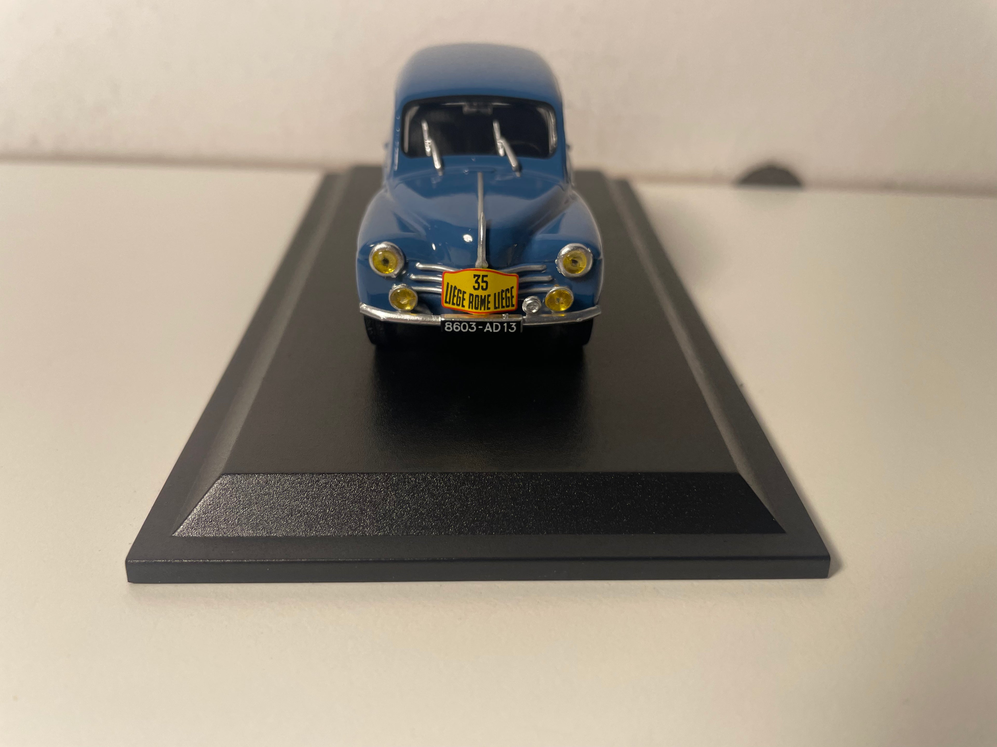 Renault 4 CV blu Liège-Roma-Liège tipo R 1063 del 1955 (blister)