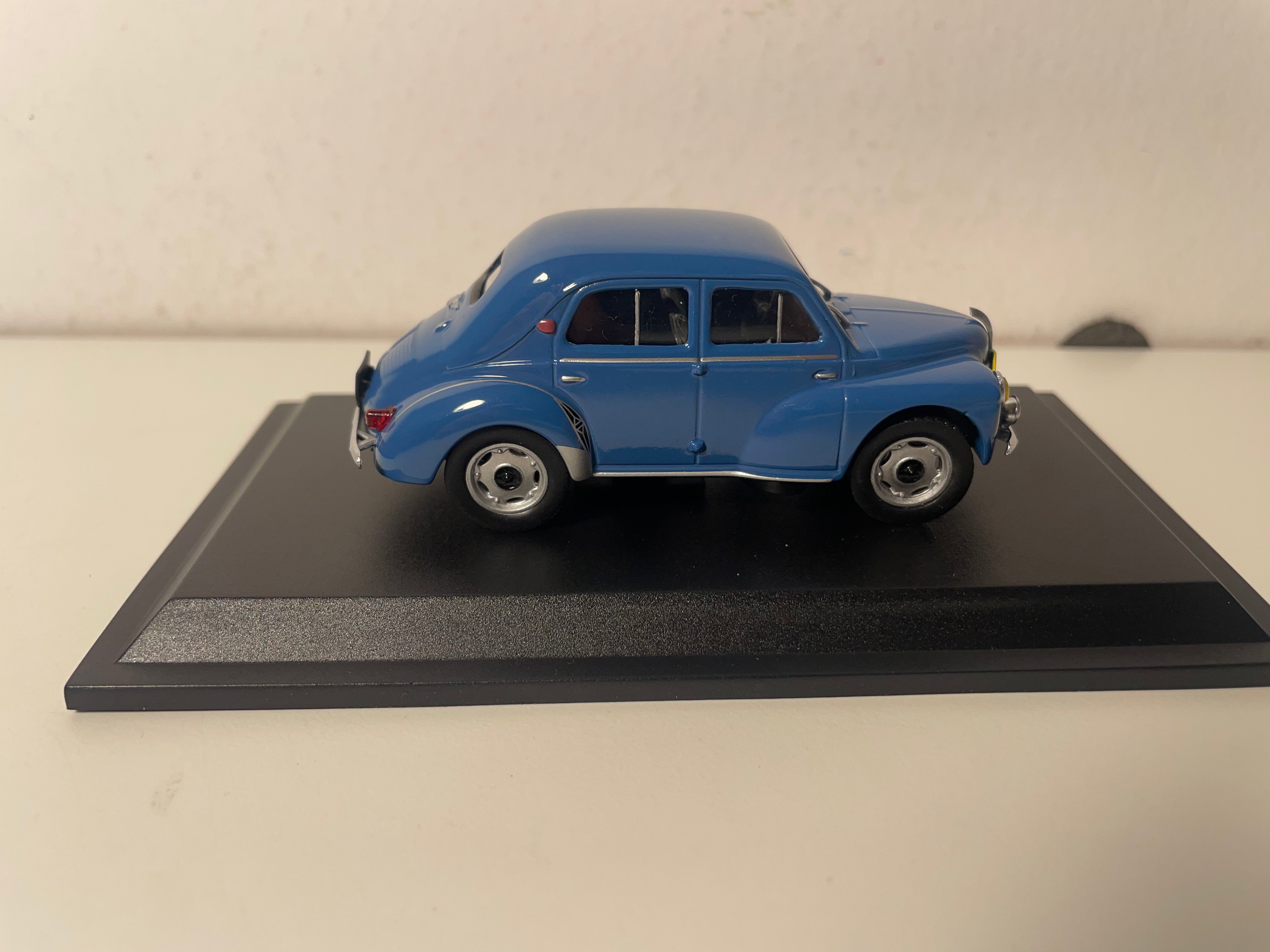 Renault 4 CV blu Liège-Roma-Liège tipo R 1063 del 1955 (blister)