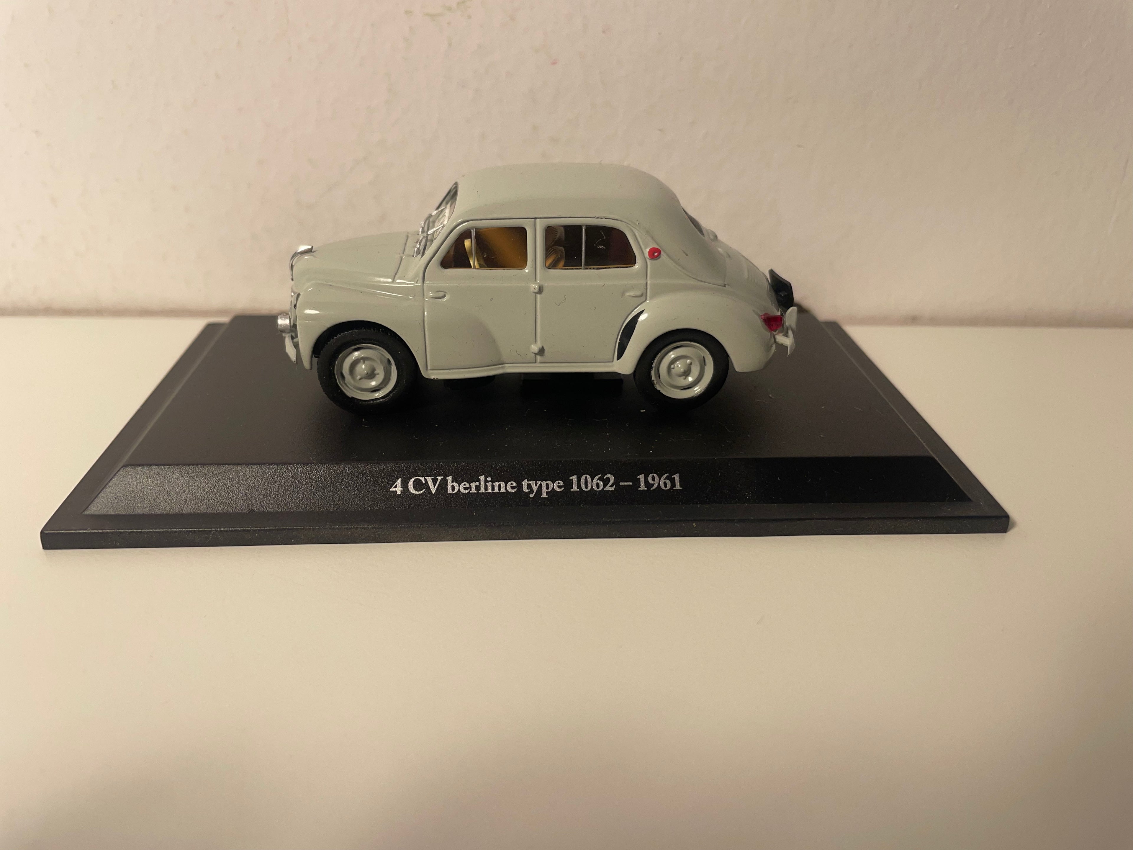 Renault 4 CV berline type 1062 grise de 1961 (blister)