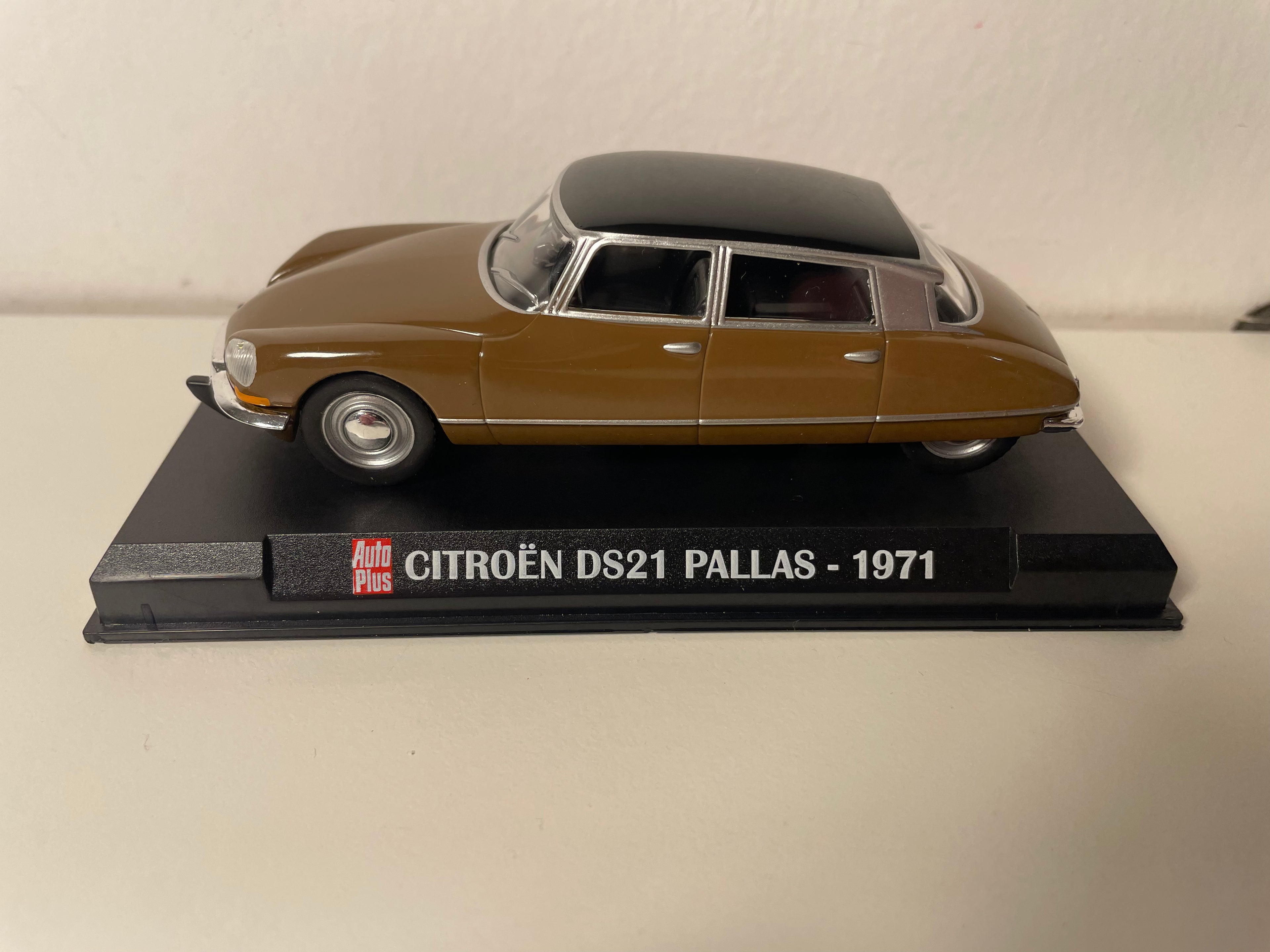 Citroën DS 21 Pallas marron et toit noir de 1971 - Auto Plus