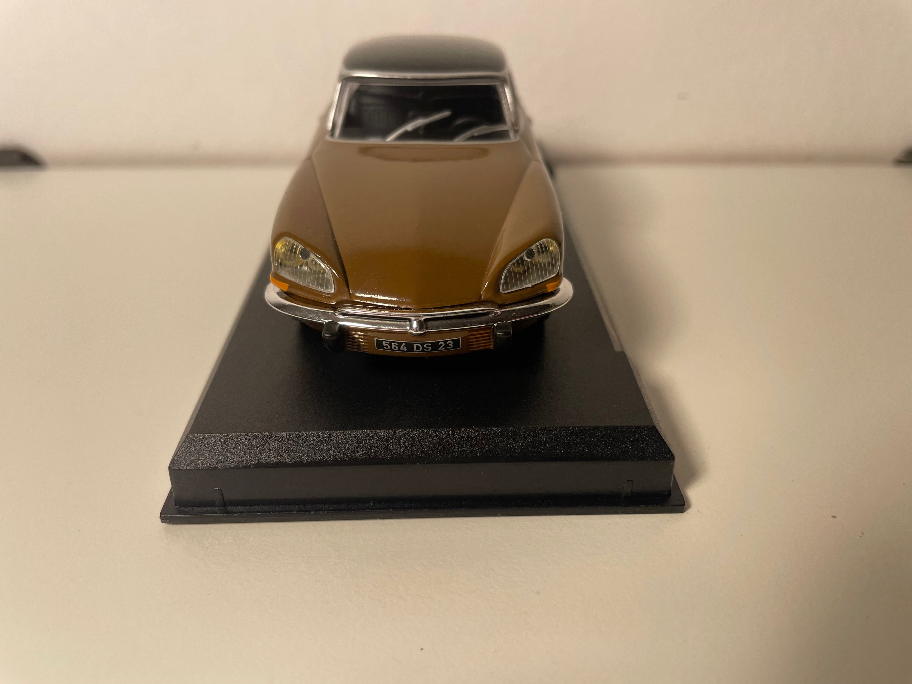 Citroën DS 21 Pallas marron et toit noir de 1971 - Auto Plus