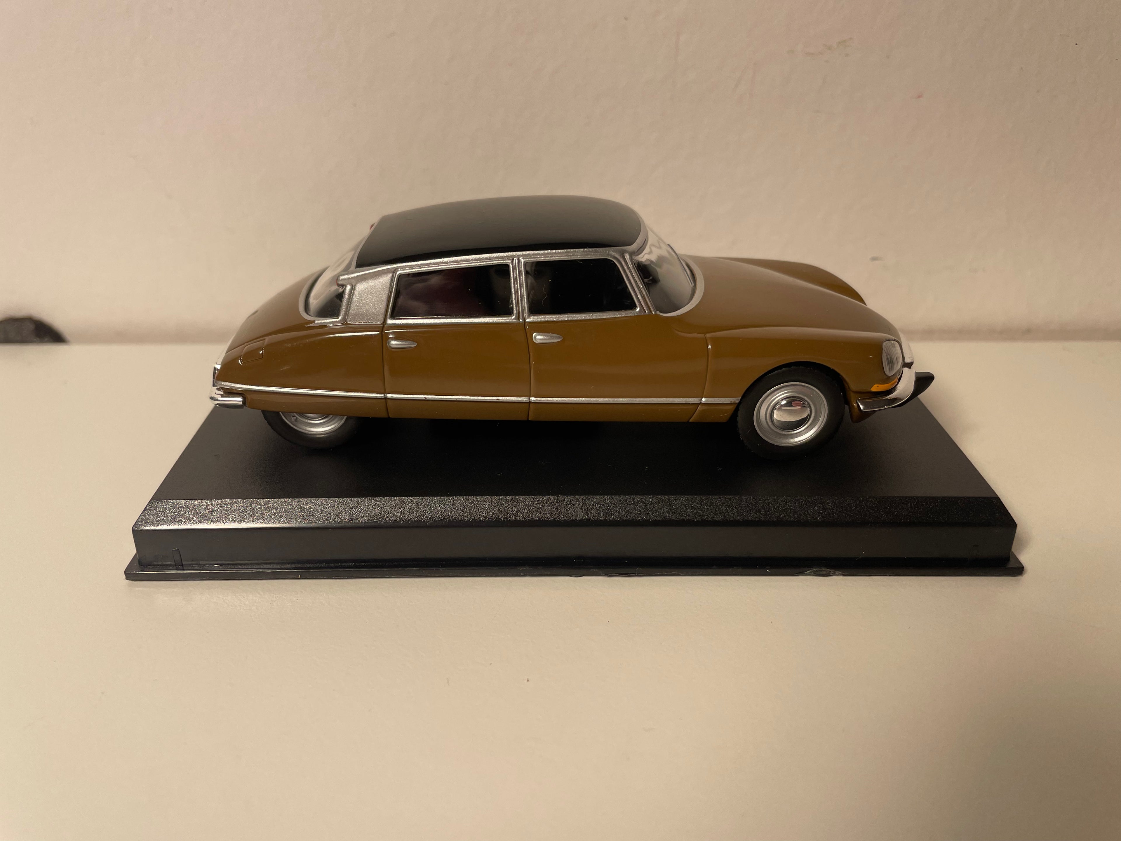 Citroën DS 21 Pallas marron et toit noir de 1971 - Auto Plus