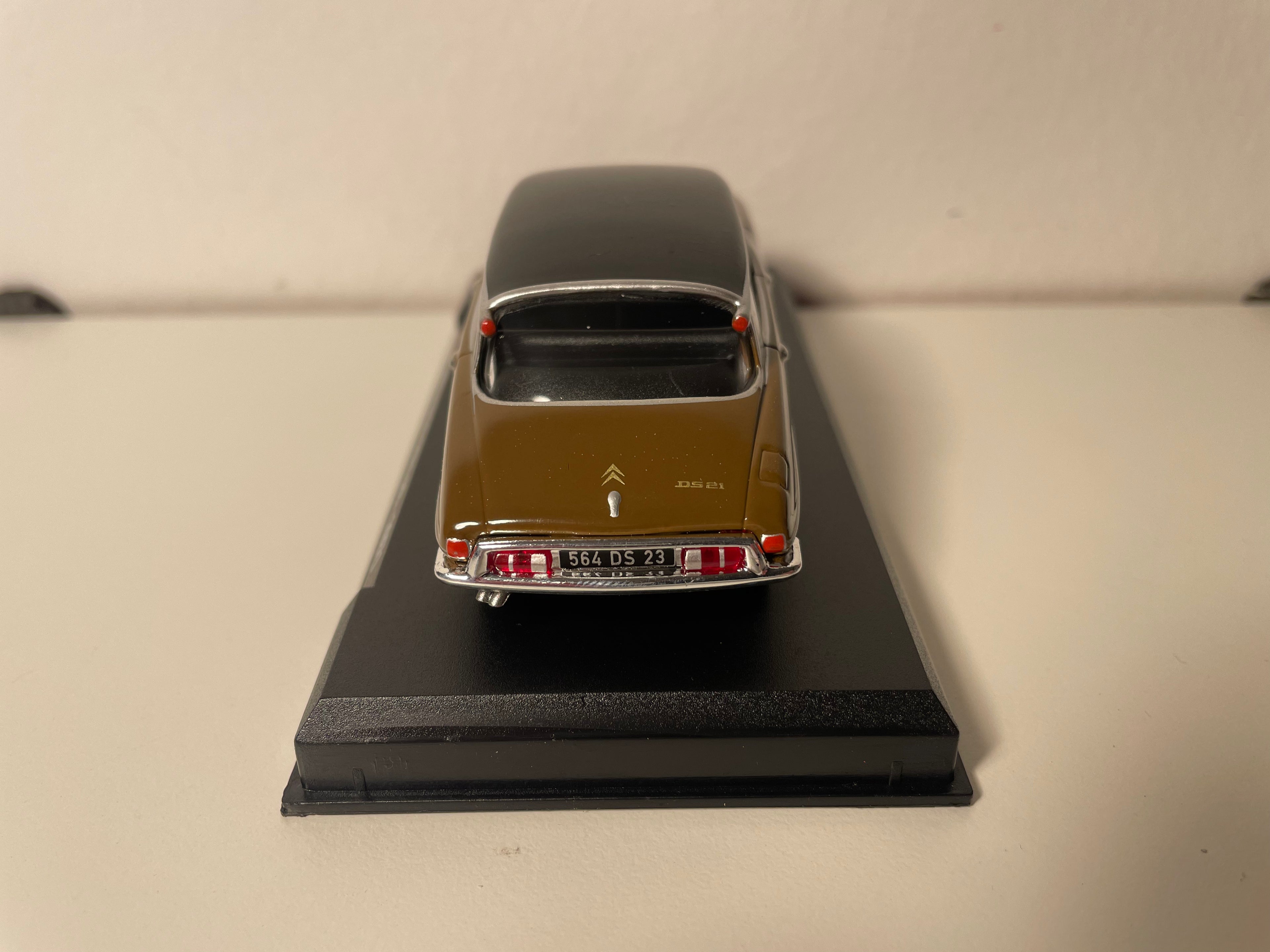 Citroën DS 21 Pallas marron et toit noir de 1971 - Auto Plus