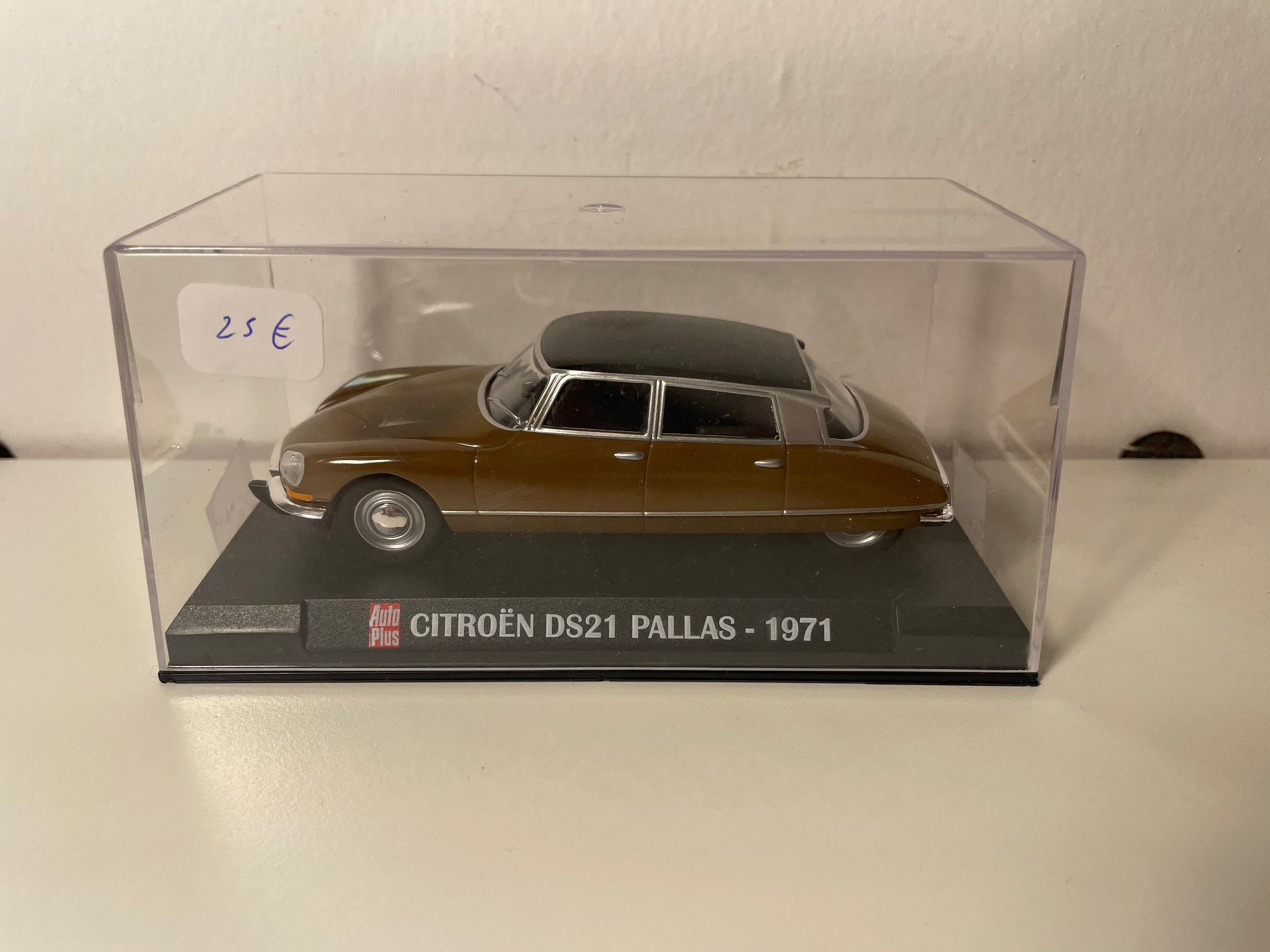 Citroën DS 21 Pallas marron et toit noir de 1971 - Auto Plus
