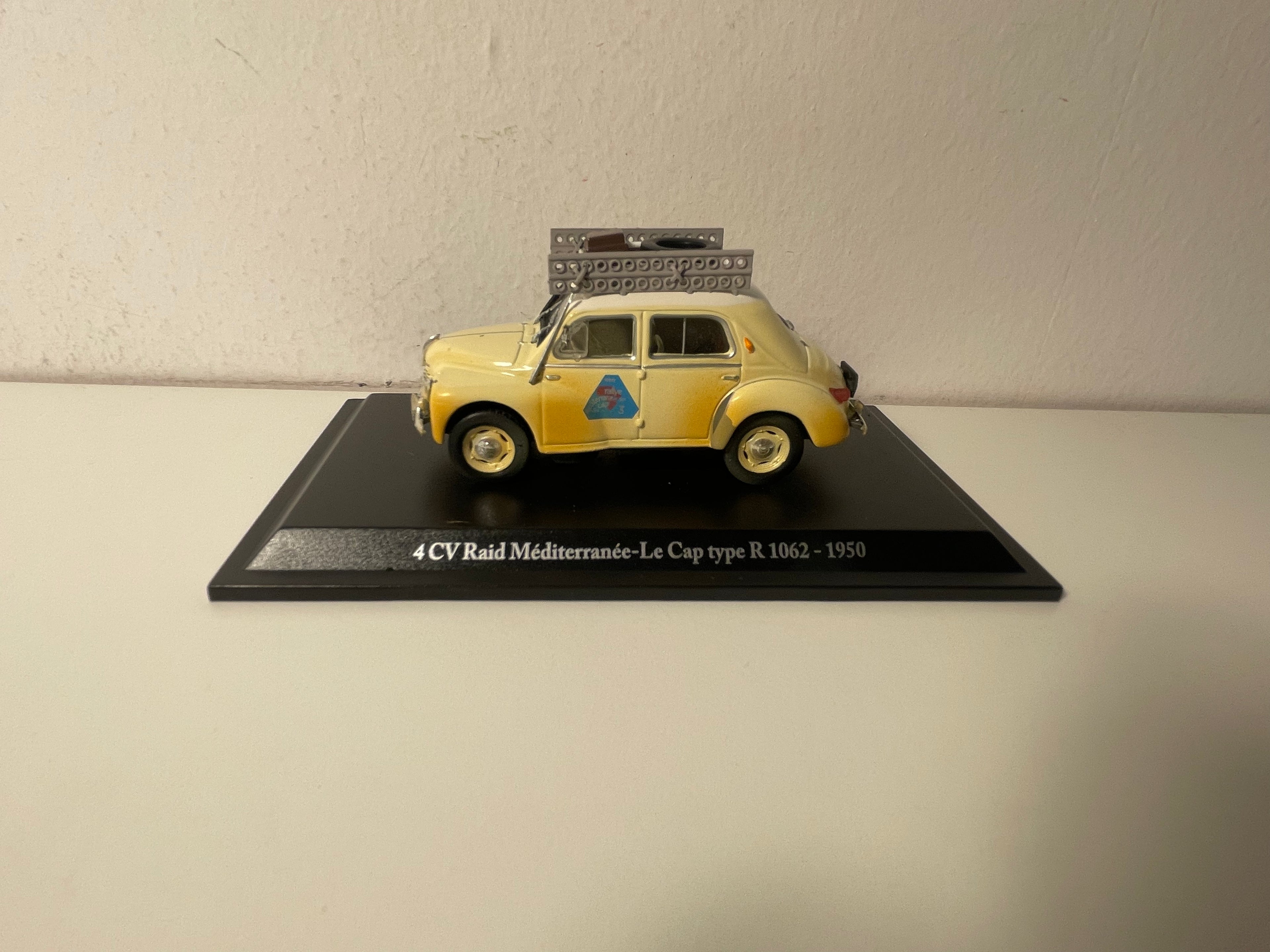 Renault 4 CV Fiel Sëll Raid Méditerranée-Le Cap Typ R 1062 vum 1950 (blister)