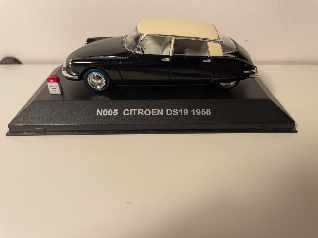 Citroën DS 19 czarna z beżowym dachem z 1956 roku - kolekcja Nostalgie referencja N005