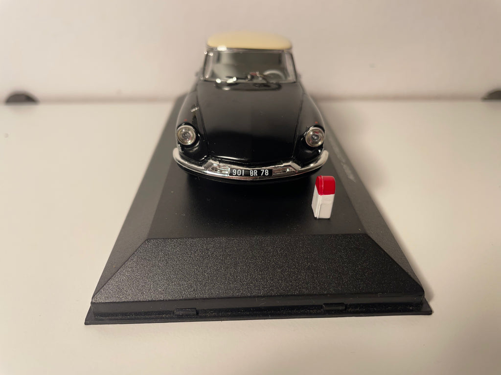 Citroën DS 19 czarna z beżowym dachem z 1956 roku - kolekcja Nostalgie referencja N005