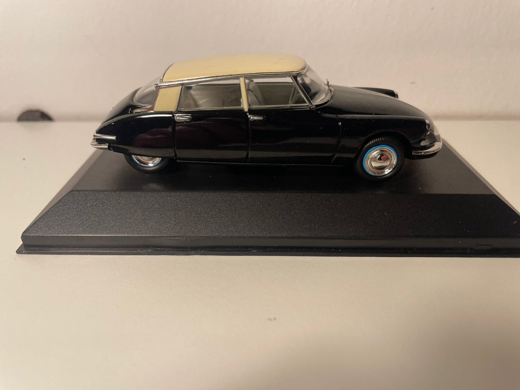 Citroën DS 19 czarna z beżowym dachem z 1956 roku - kolekcja Nostalgie referencja N005