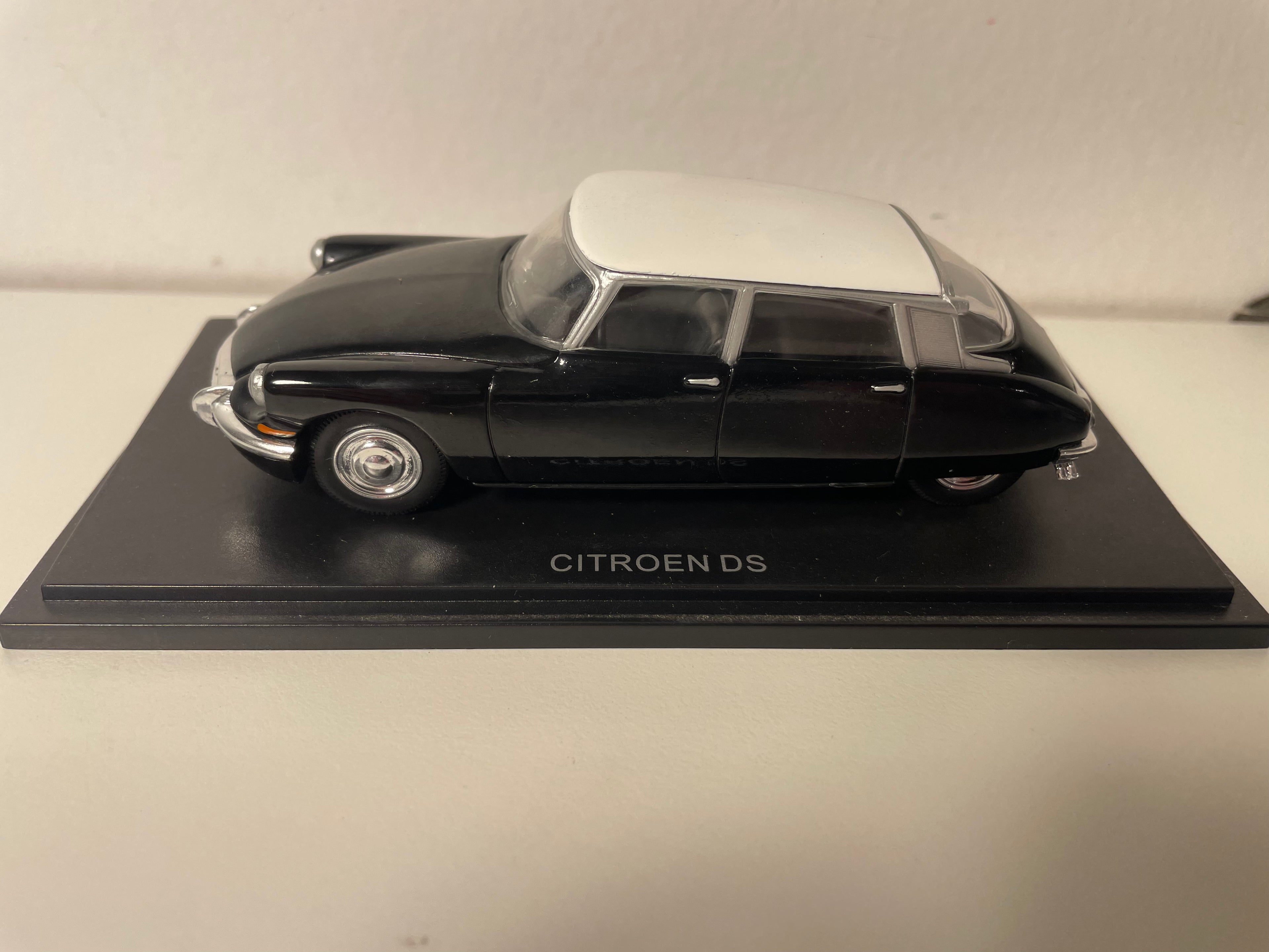 Citroën DS negra con techo blanco - LégendSéries referencia 4665