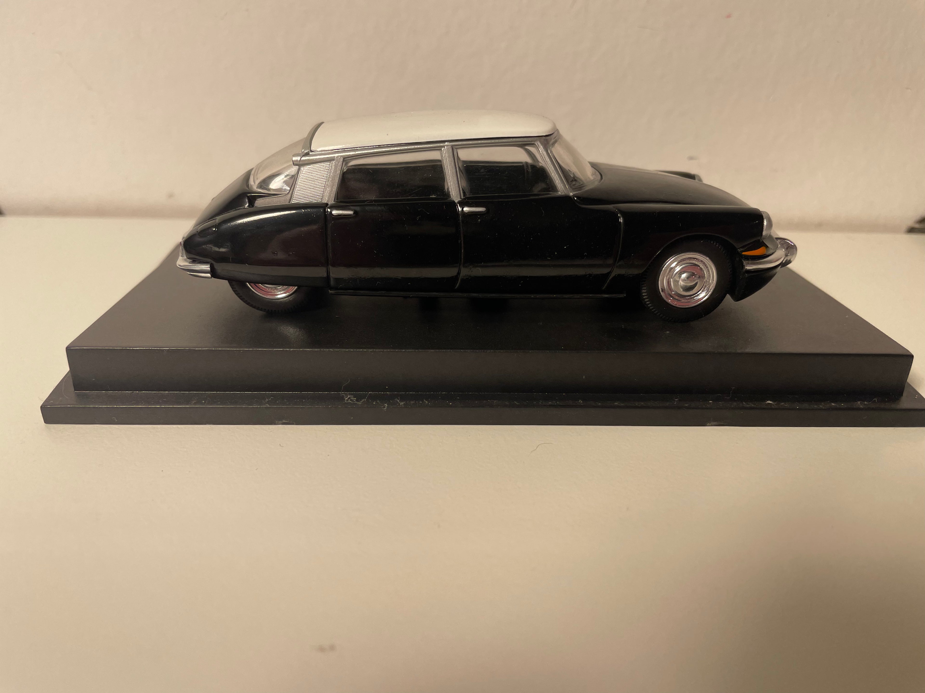 Citroën DS negra con techo blanco - LégendSéries referencia 4665