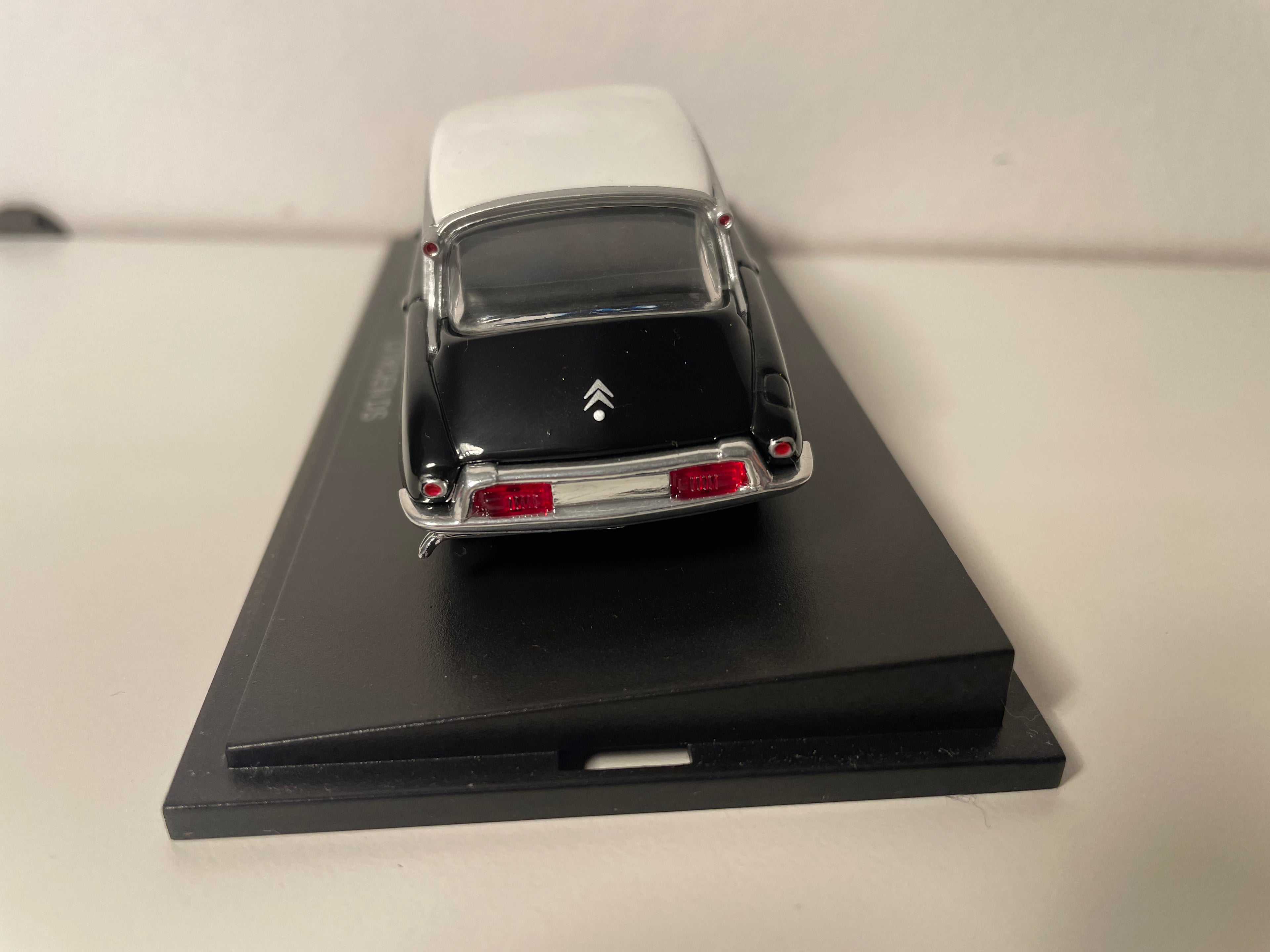 Citroën DS negra con techo blanco - LégendSéries referencia 4665
