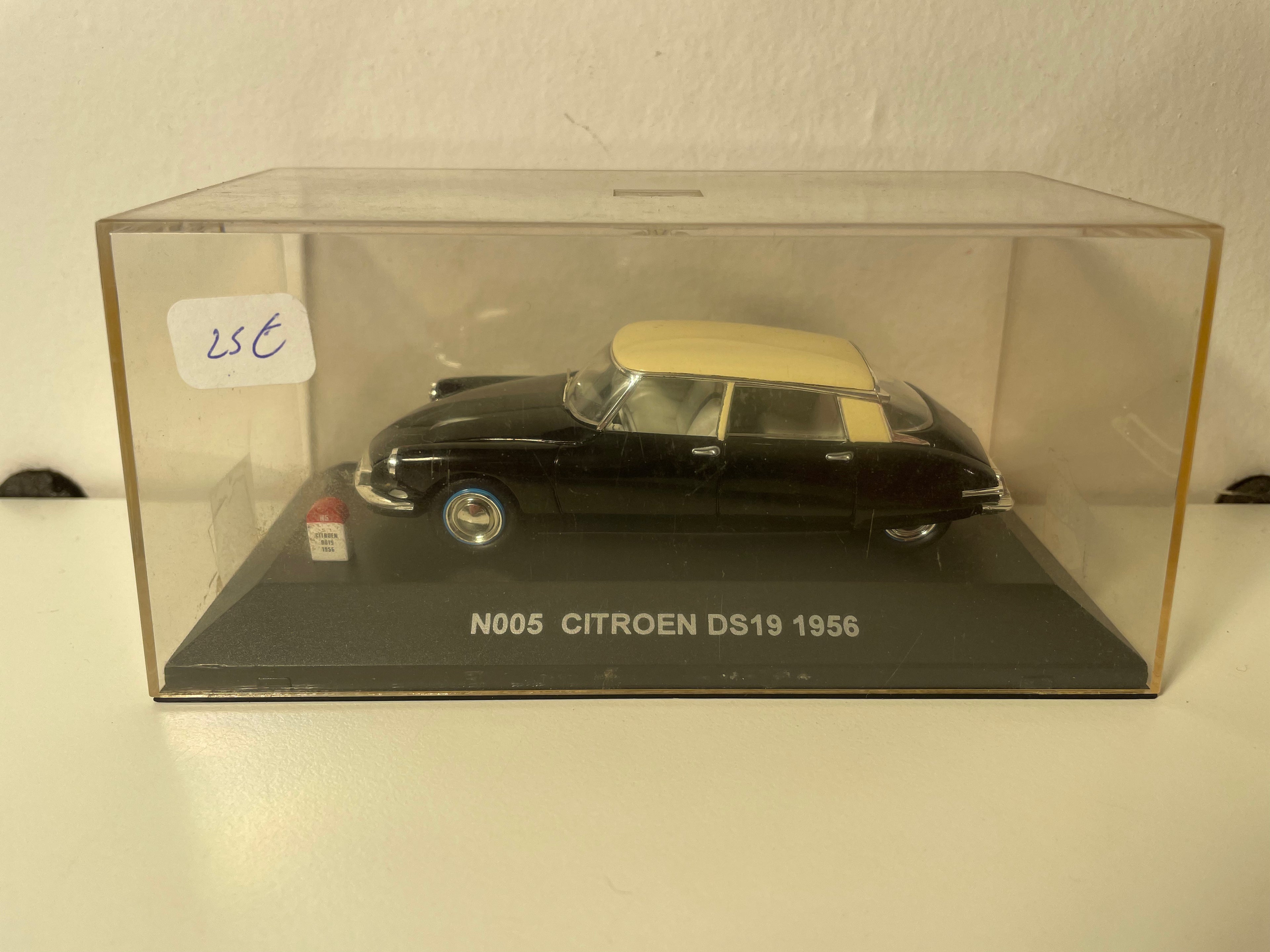Citroën DS 19 czarna z beżowym dachem z 1956 roku - kolekcja Nostalgie referencja N005