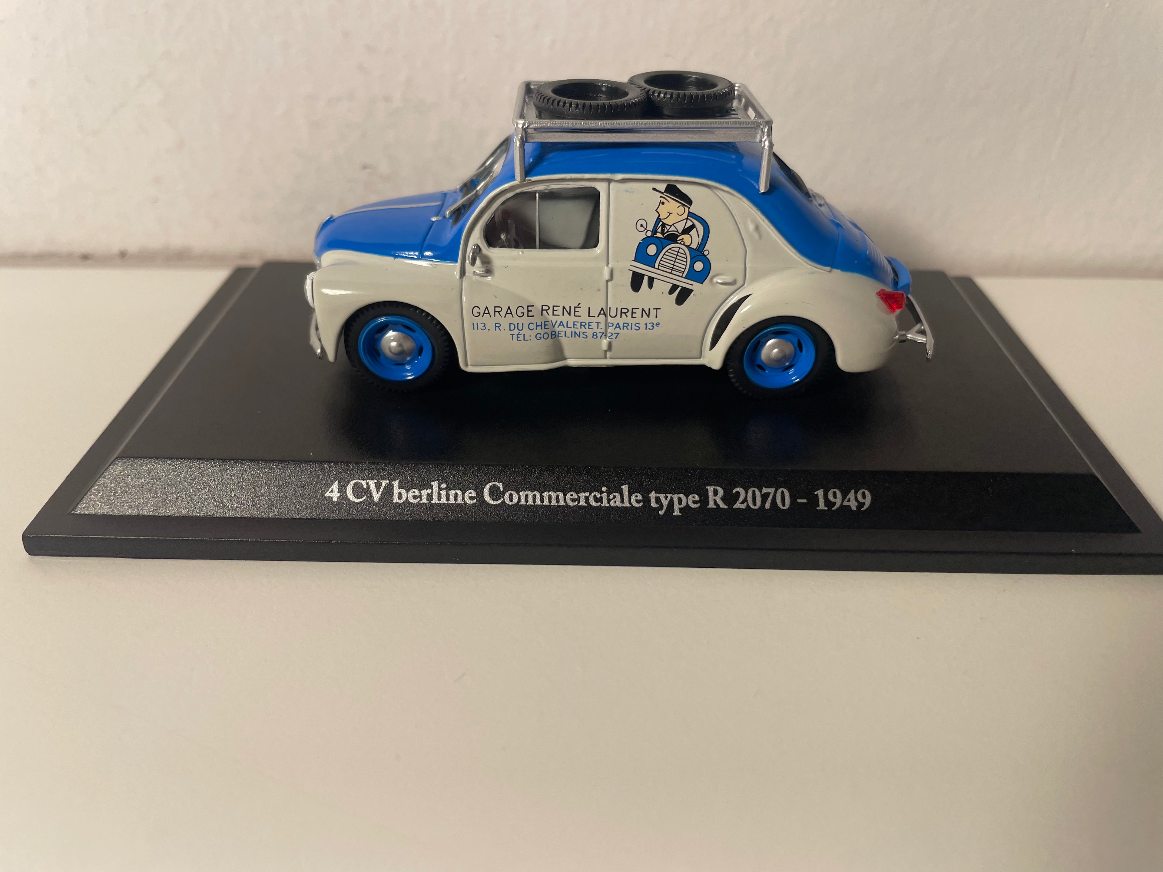 Renault 4 CV berline commerciale bleue et blanche grisée? type R 2070 de 1949 avec publicité pour le garage Laurent à Paris 13ème (blister)