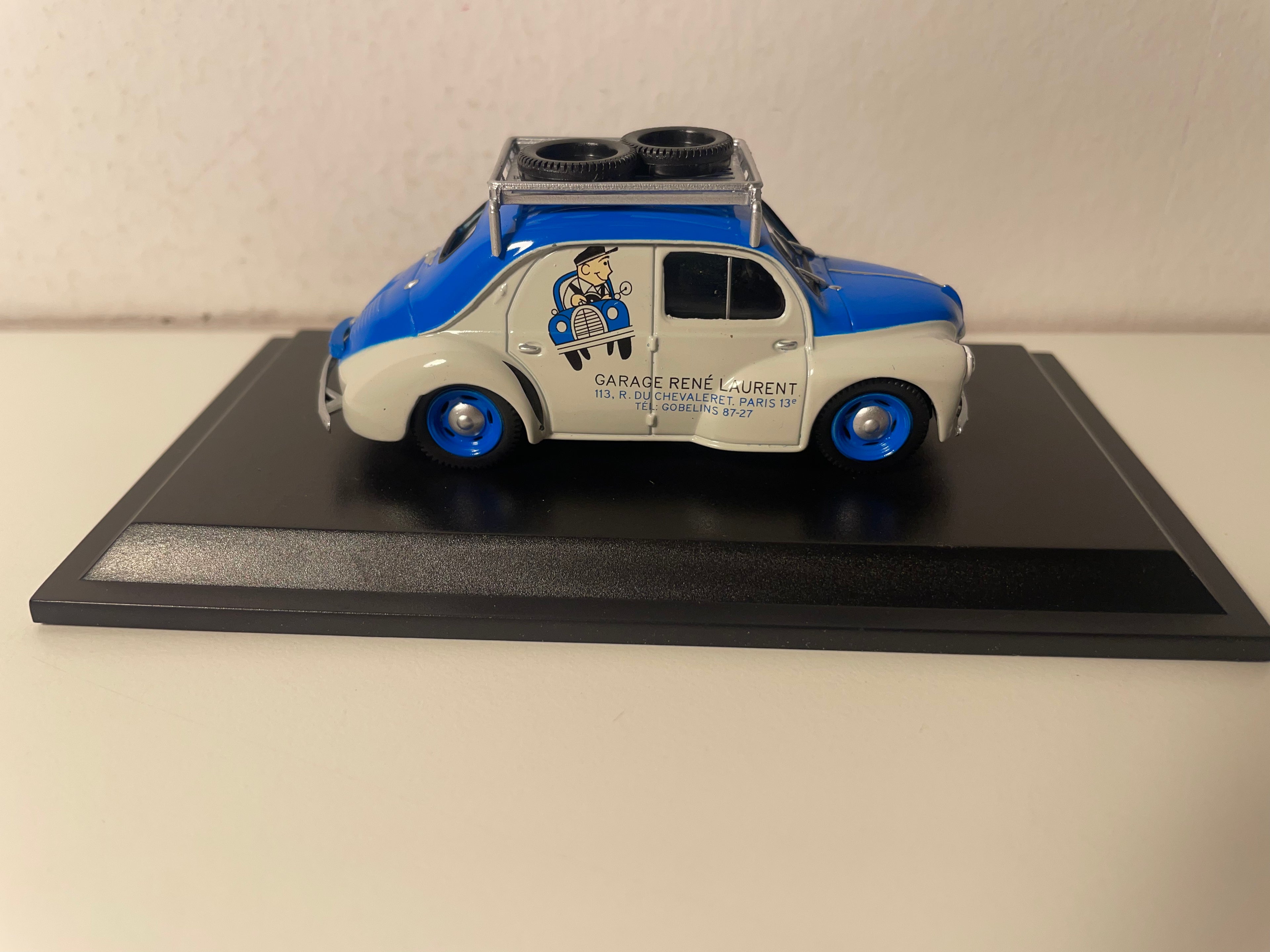 Renault 4 CV berline commerciale bleue et blanche grisée? type R 2070 de 1949 avec publicité pour le garage Laurent à Paris 13ème (blister)