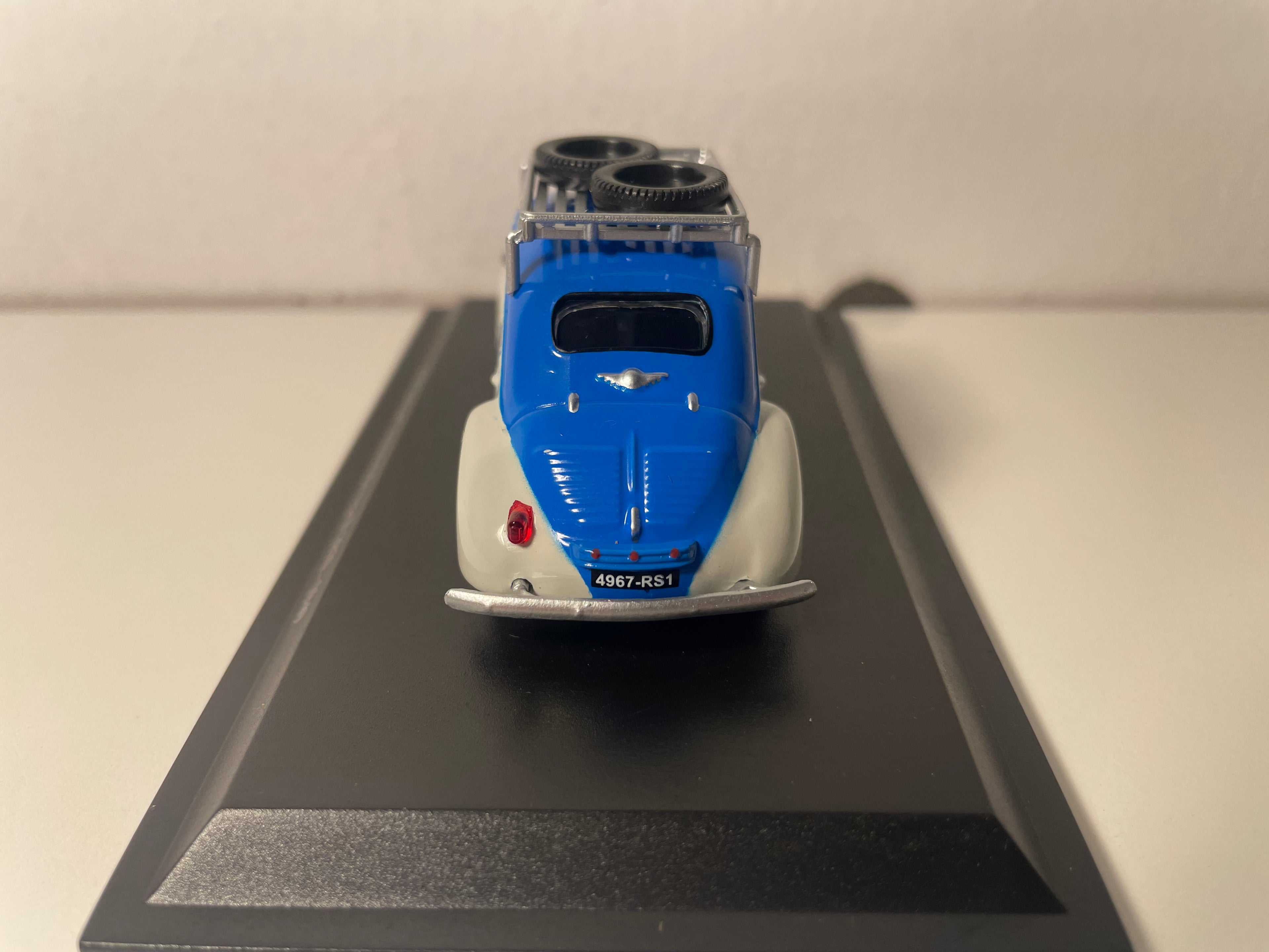 Renault 4 CV berline commerciale bleue et blanche grisée? type R 2070 de 1949 avec publicité pour le garage Laurent à Paris 13ème (blister)