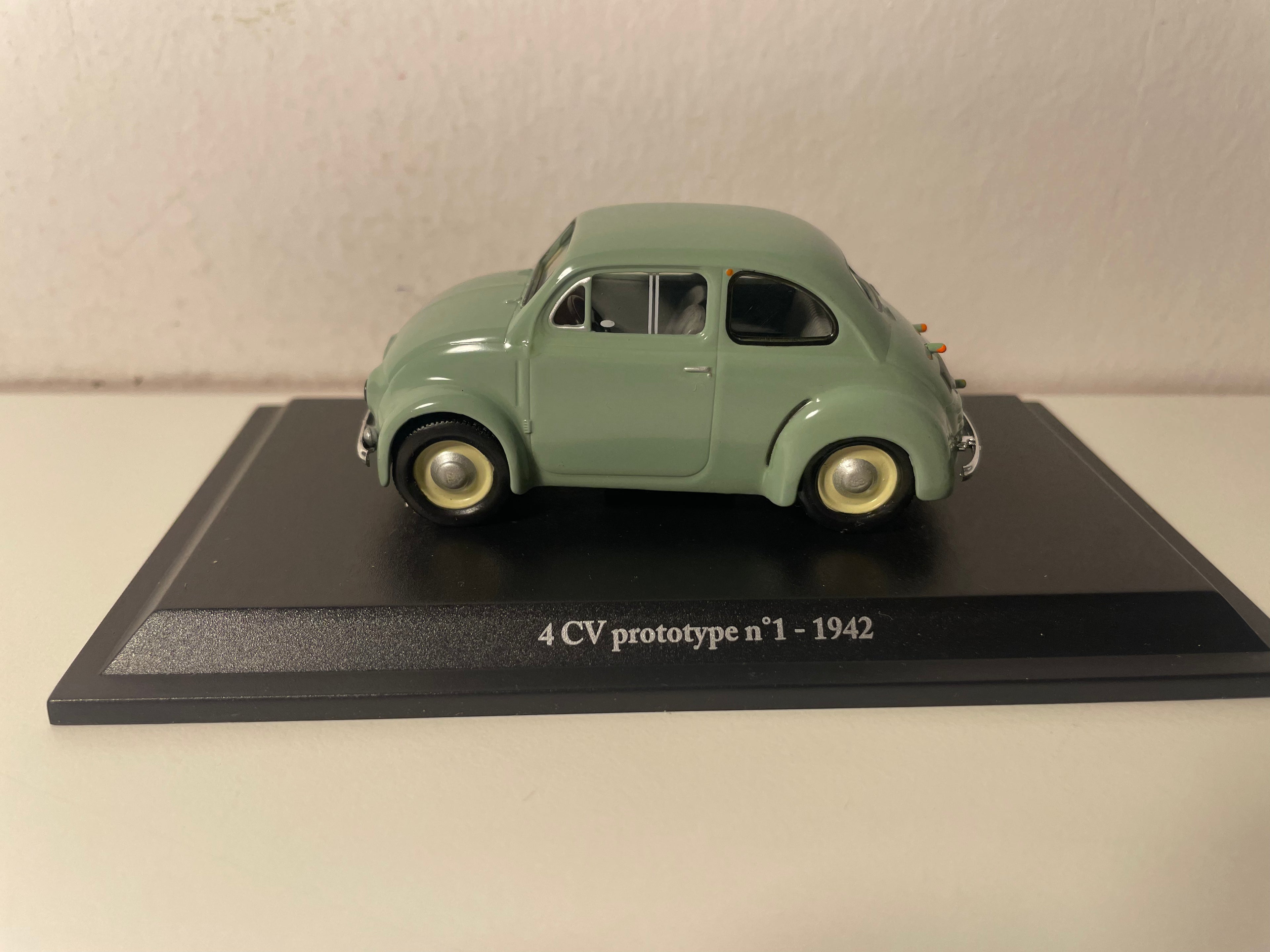 Renault 4 CV verte Prototype N°1 de 1942 (blister)