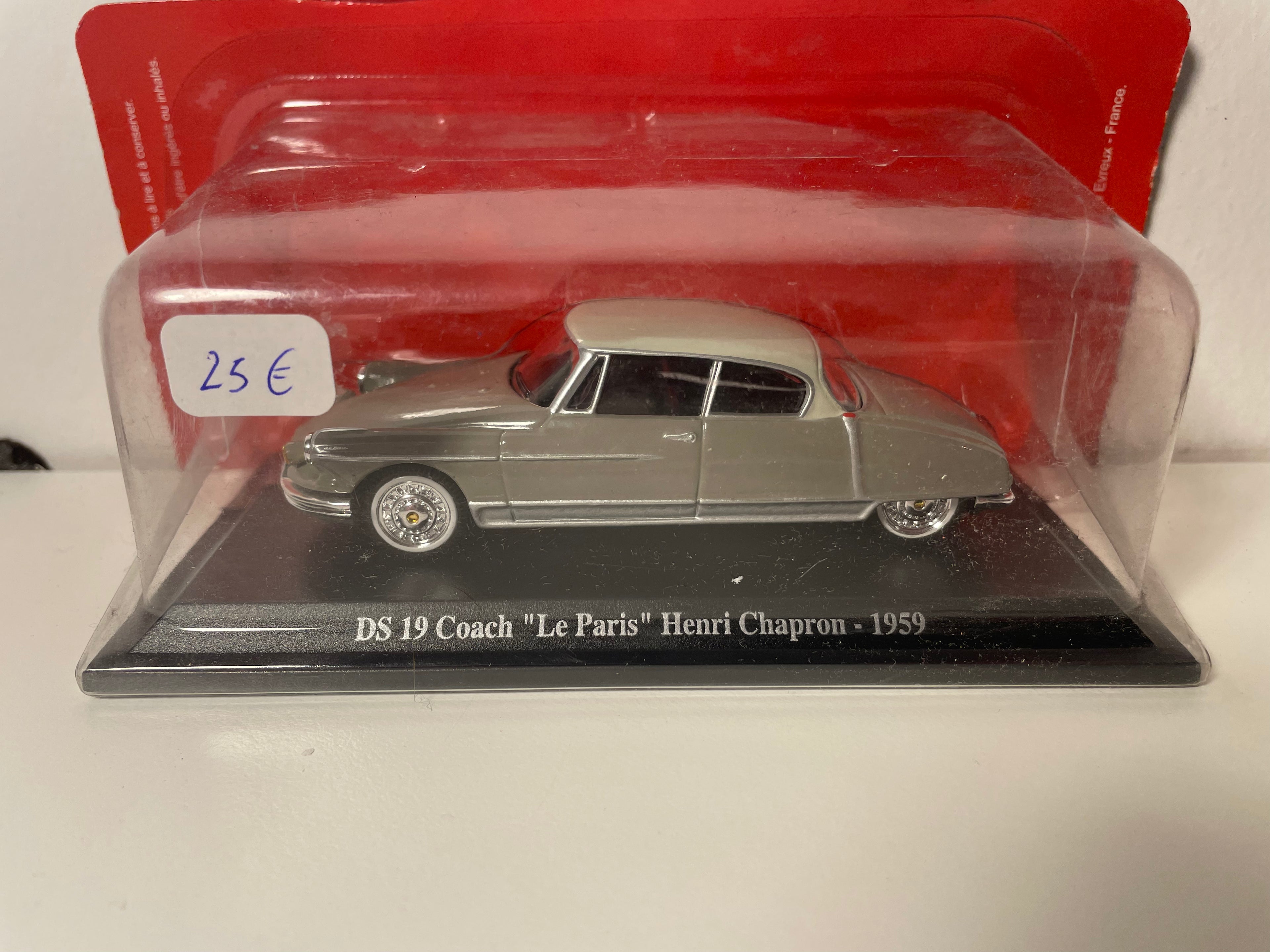 Citroën DS 19 Coach grey with off-white roof from 1959 "Le Paris" Henri Chapron (in blister)