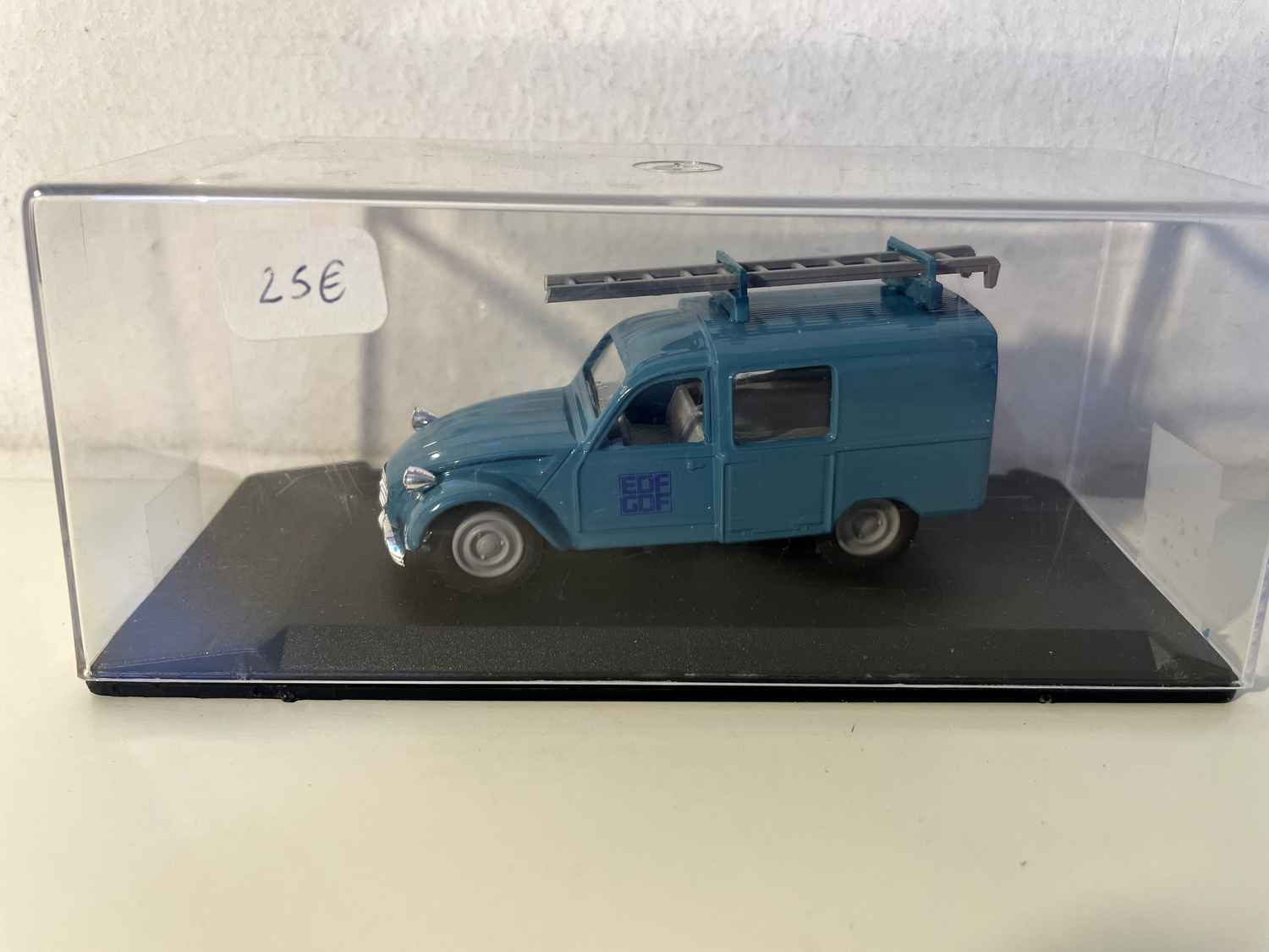 Citroën 3 CV EDF - GDF blauw (collectie Uitzonderlijke miniatuurauto's referentie V3746)