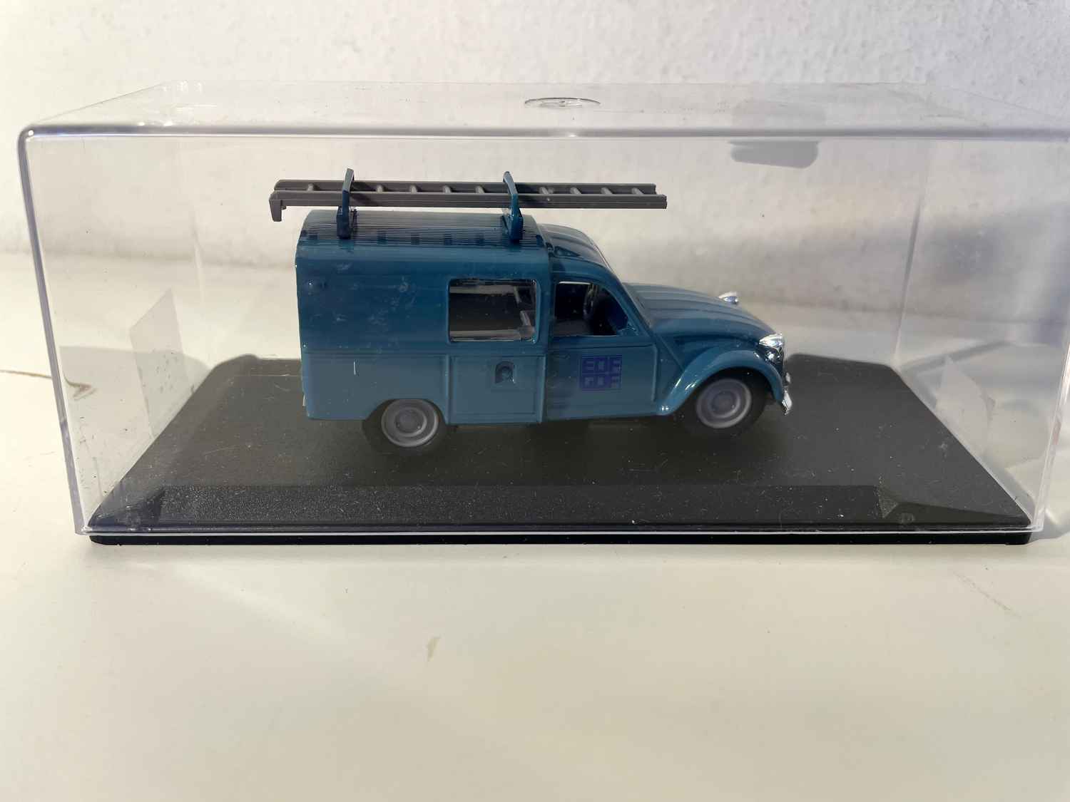 Citroën 3 CV EDF - GDF blauw (collectie Uitzonderlijke miniatuurauto's referentie V3746)
