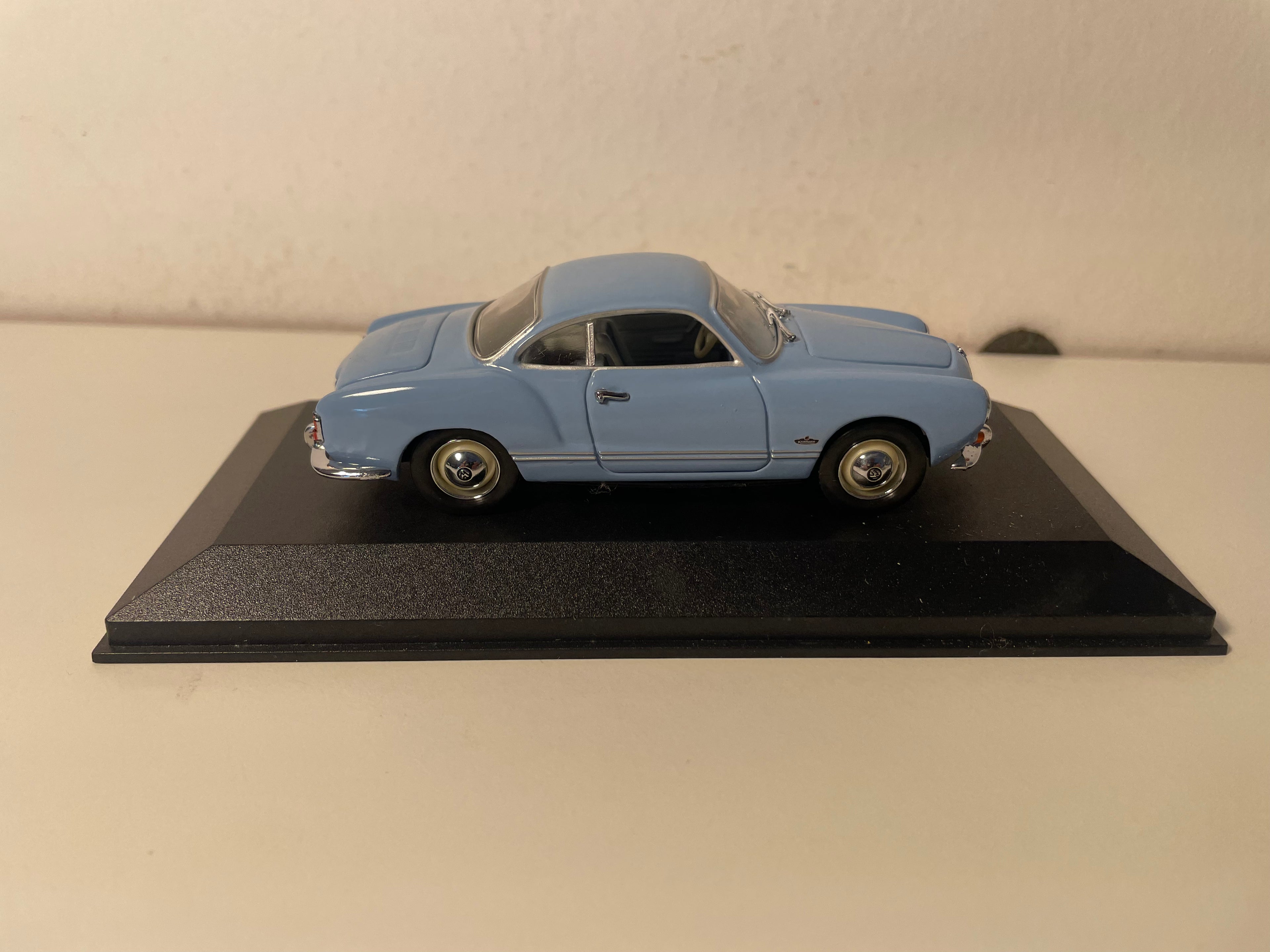 Volkswagen Karmann Ghia coupé azul - MINICHAMPS referencia 5001