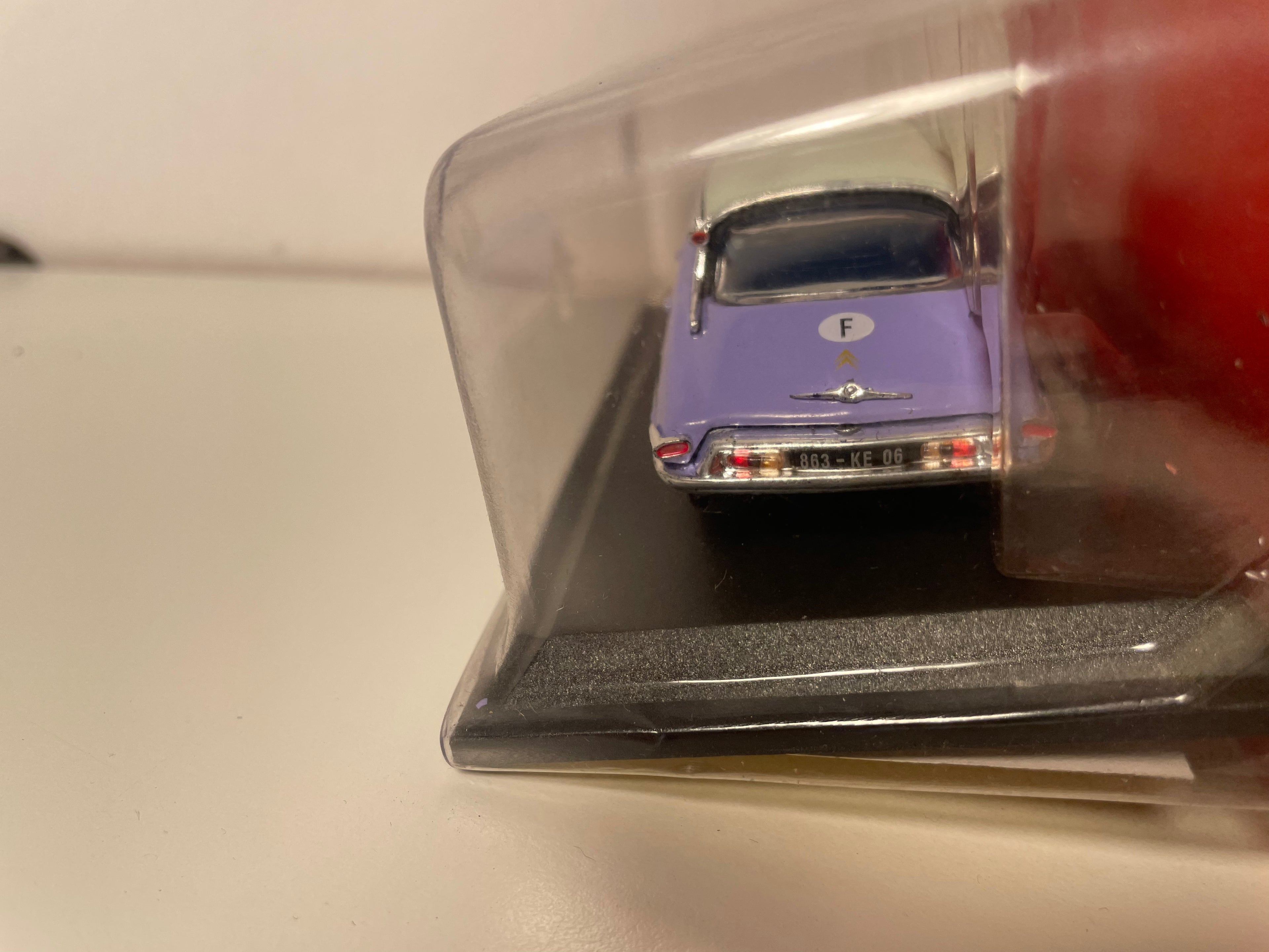 Citroën DS 19 violette et toit blanc cassé "Accessoires" de 1959 (sous blister)