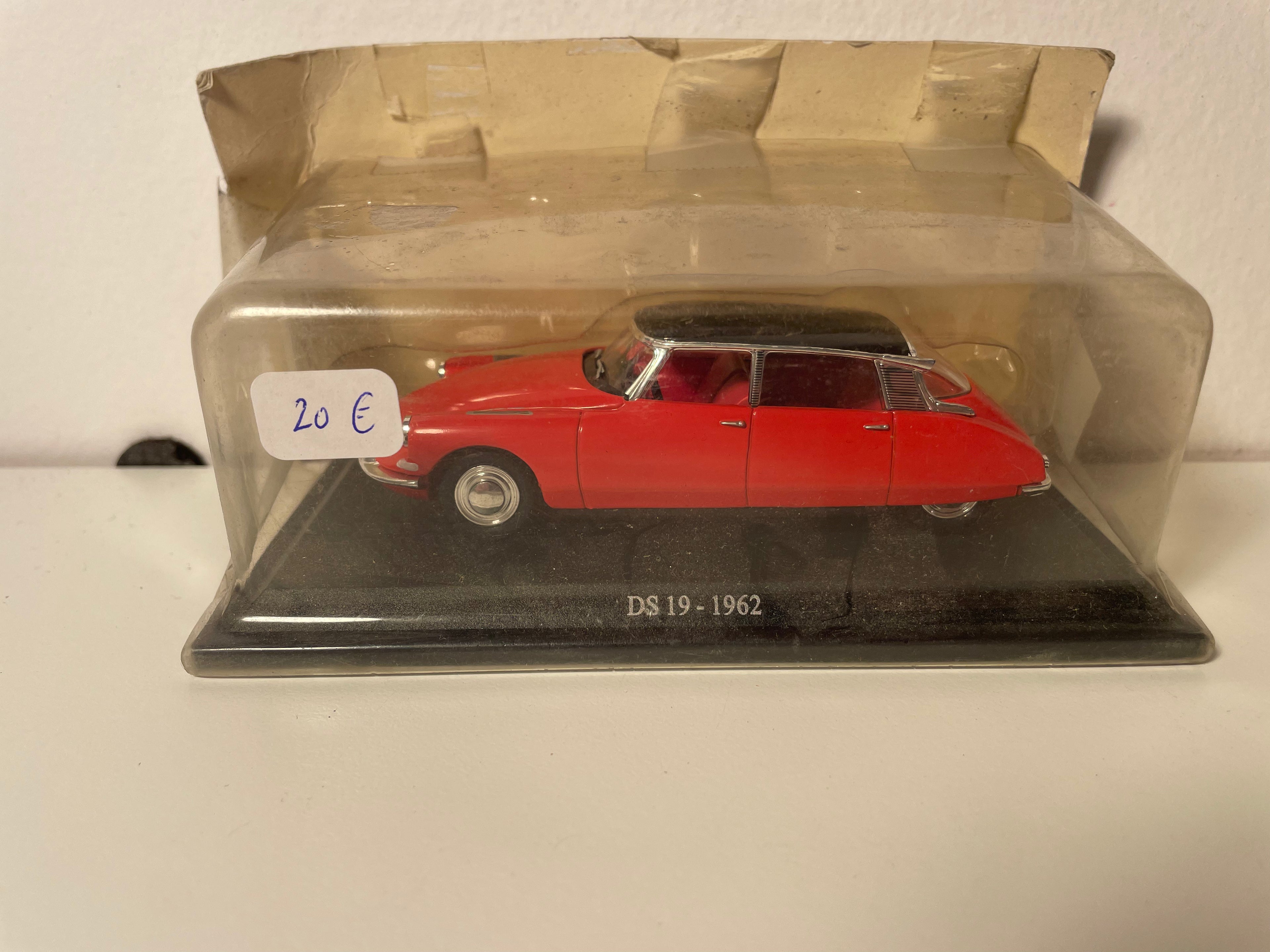 1962 Citroën DS 19 Red with Black Roof (Under Blister)
