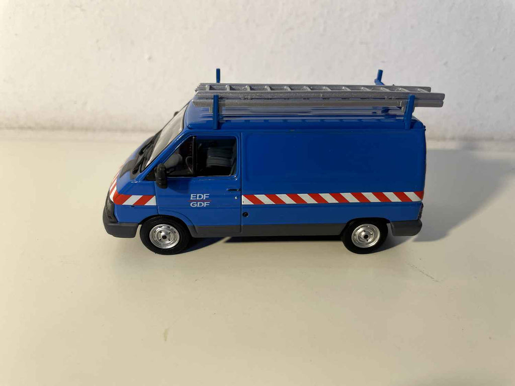 Renault Trafic bleu EDF - GDF - NOREV