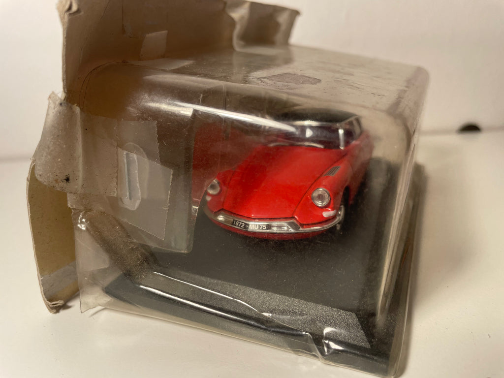 Citroën DS 19 rouge et toit noir de 1962 (sous blister)