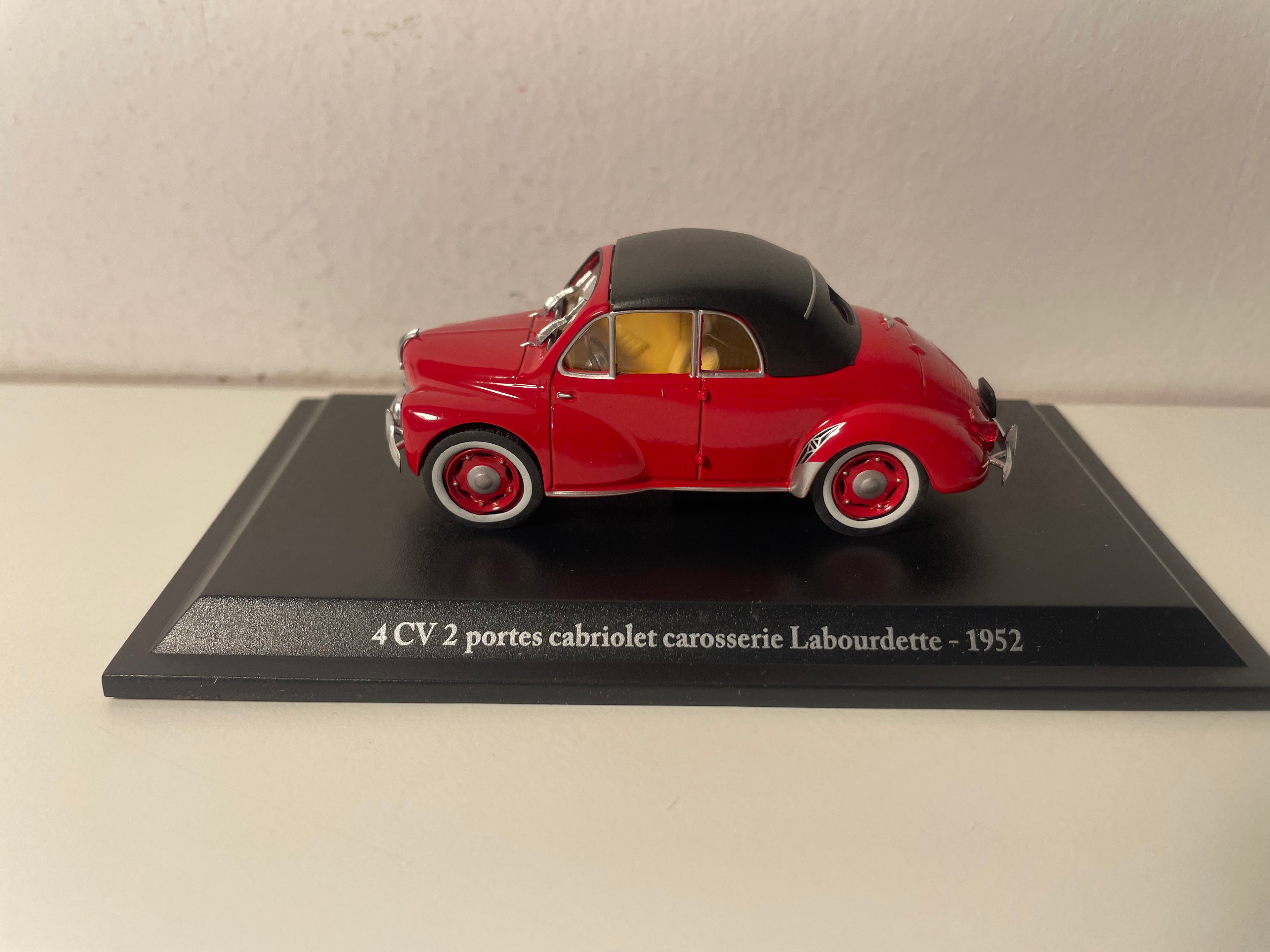 Renault 4 CV cabriolet rood met zwart dak 2-deurs Labourdette carrosserie uit 1952 (blister)