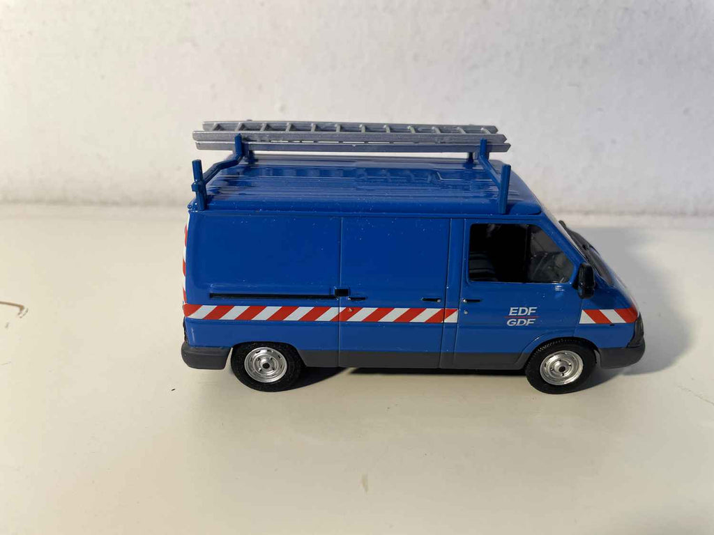 Renault Trafic bleu EDF - GDF - NOREV