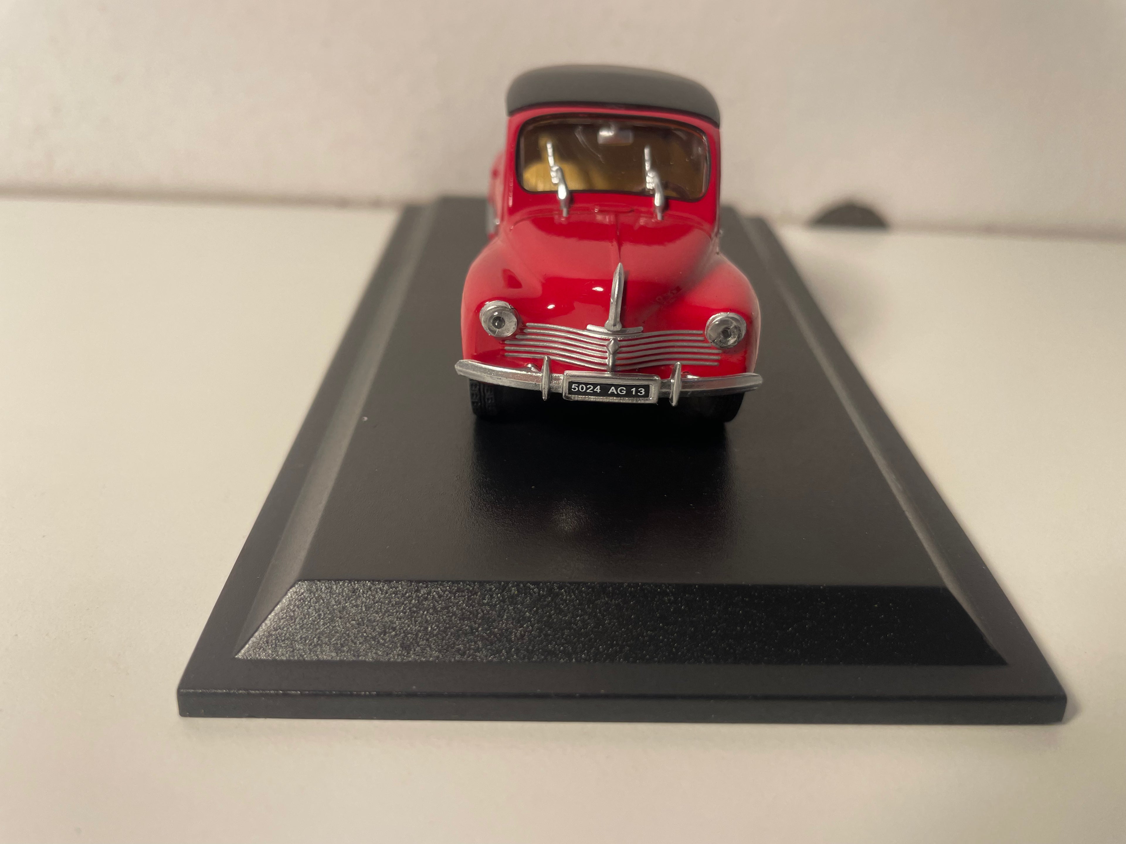 Renault 4 CV cabriolet rood met zwart dak 2-deurs Labourdette carrosserie uit 1952 (blister)